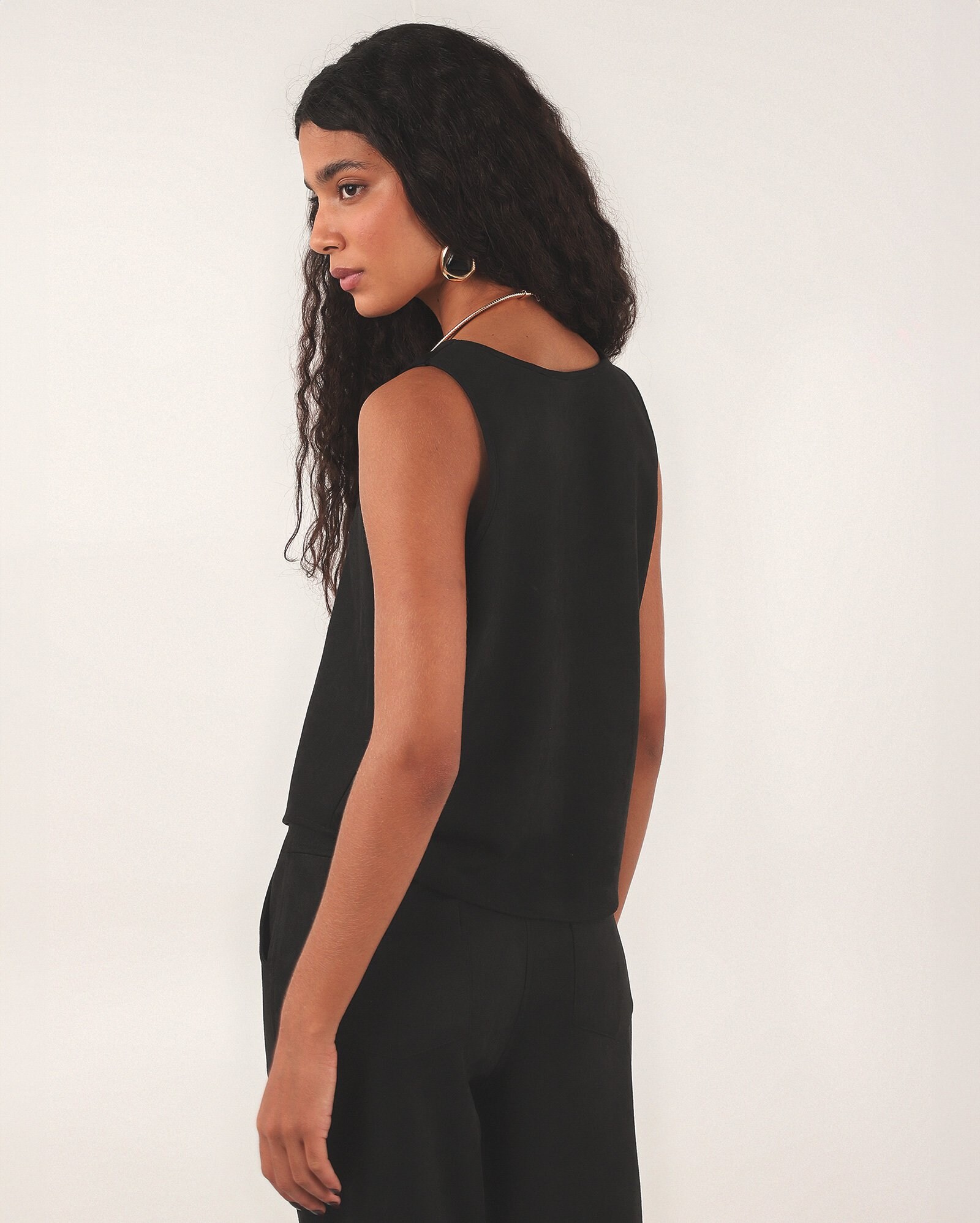 Regata feminina em suede decote v - Preto | Missinclof + Riachuelo — foto 5