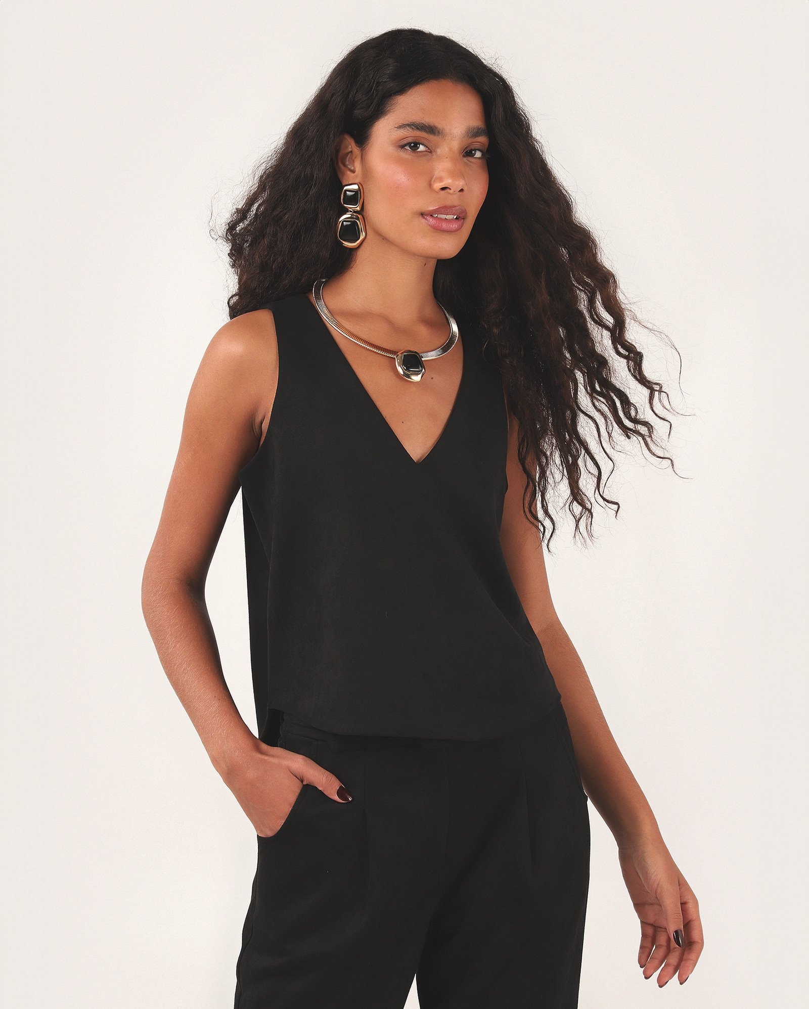 Regata feminina em suede decote v - Preto | Missinclof + Riachuelo