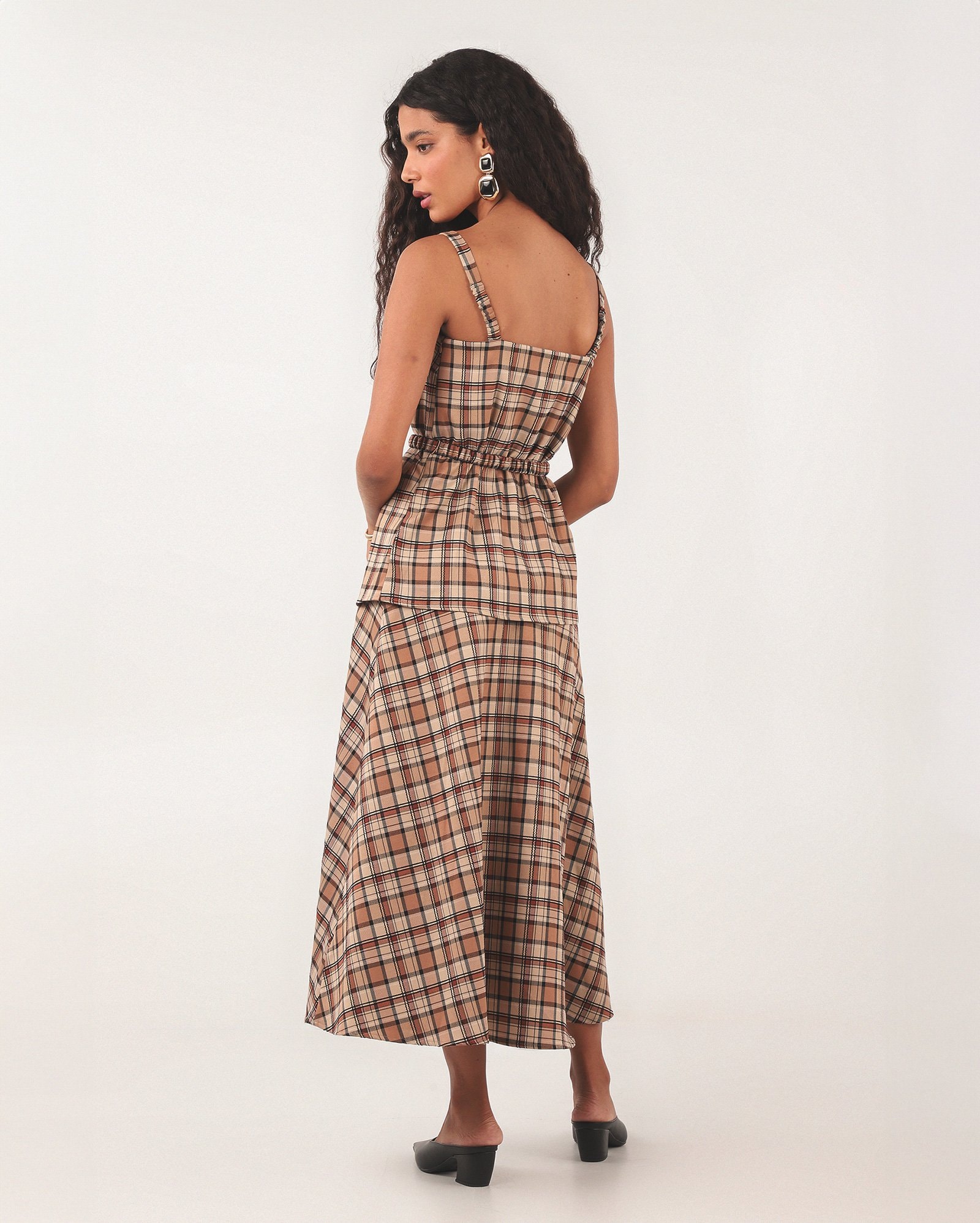 Vestido midi xadrez com cinto bege | Missinclof + Riachuelo — foto 2