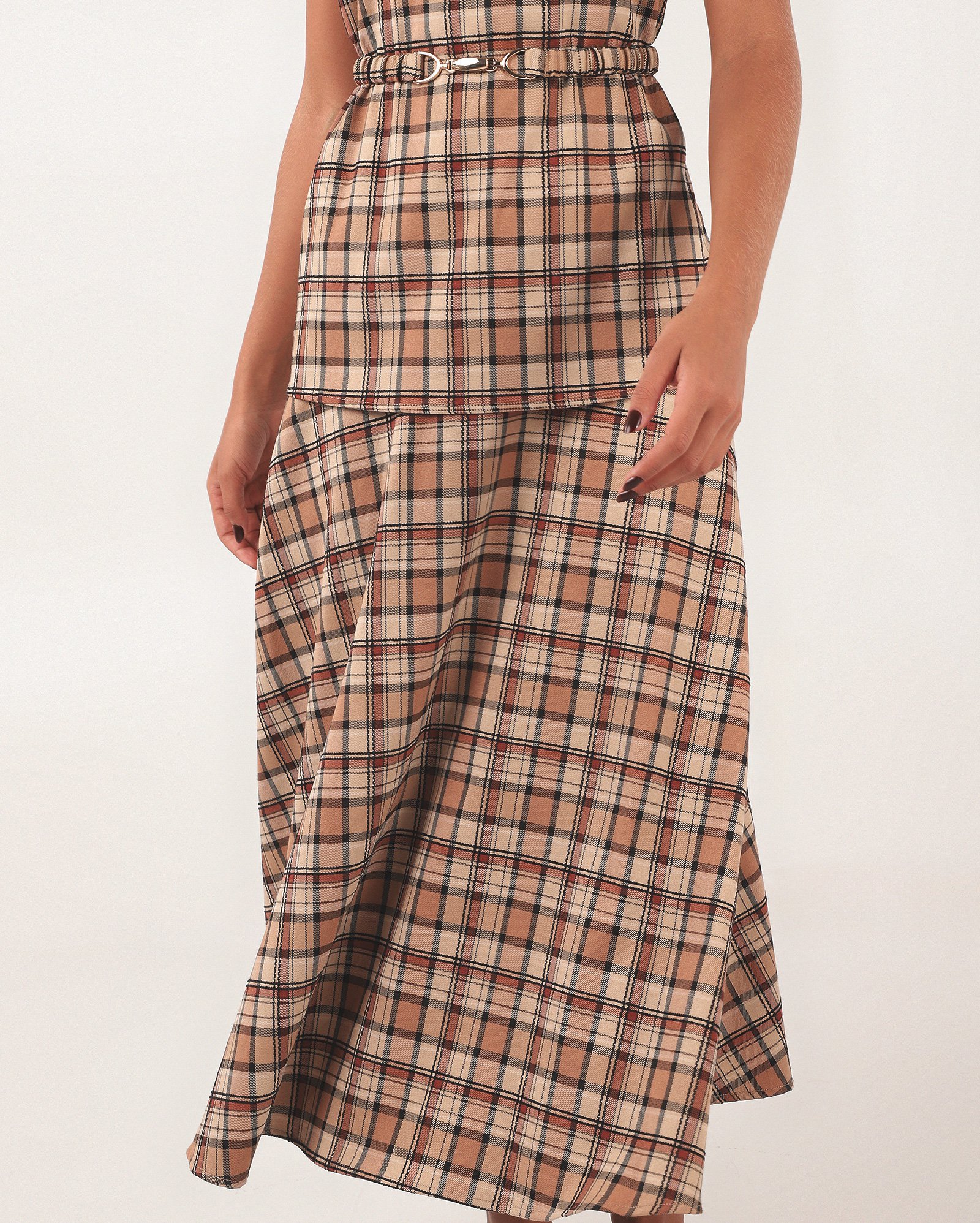 Vestido midi xadrez com cinto bege | Missinclof + Riachuelo — foto 4
