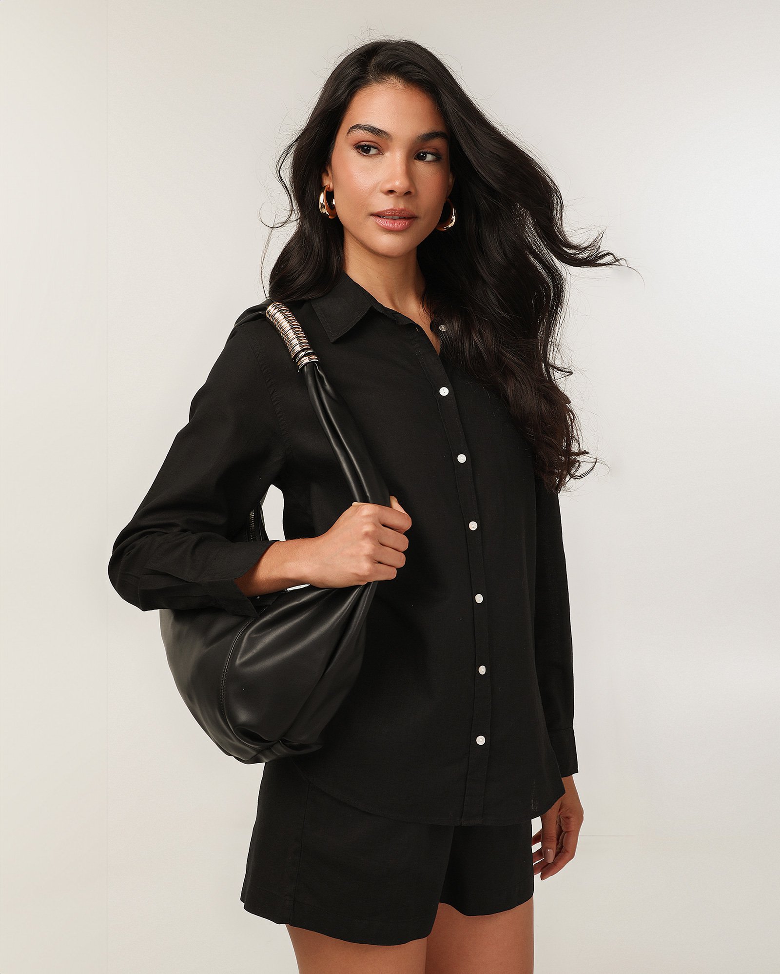 Short feminino em viscolinho cós elástico liso - Preto | Pool Basics
