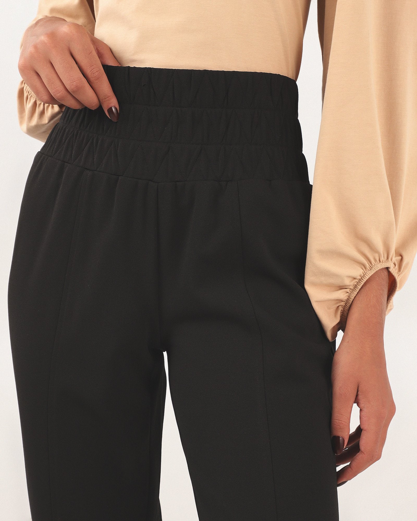 Calça feminina cenoura em malha cós elástico preta | Missinclof + Riachuelo — foto 4