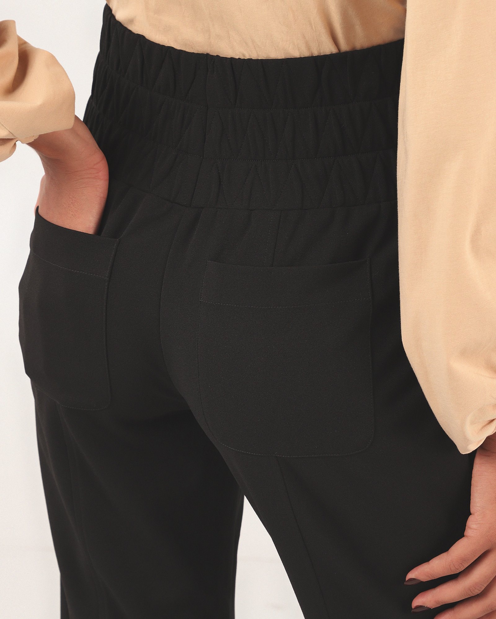 Calça feminina cenoura em malha cós elástico preta | Missinclof + Riachuelo — foto 5