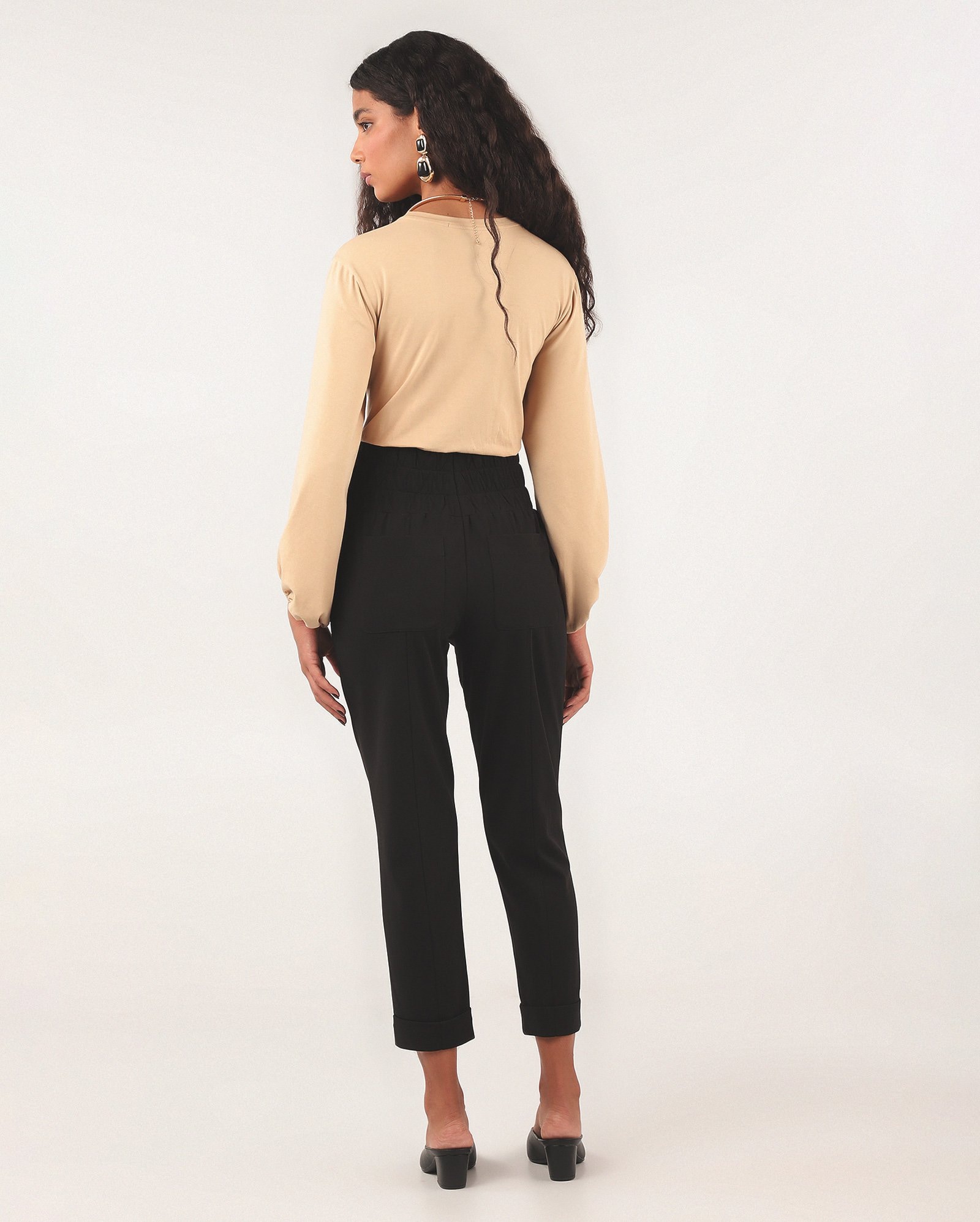 Calça feminina cenoura em malha cós elástico preta | Missinclof + Riachuelo — foto 3