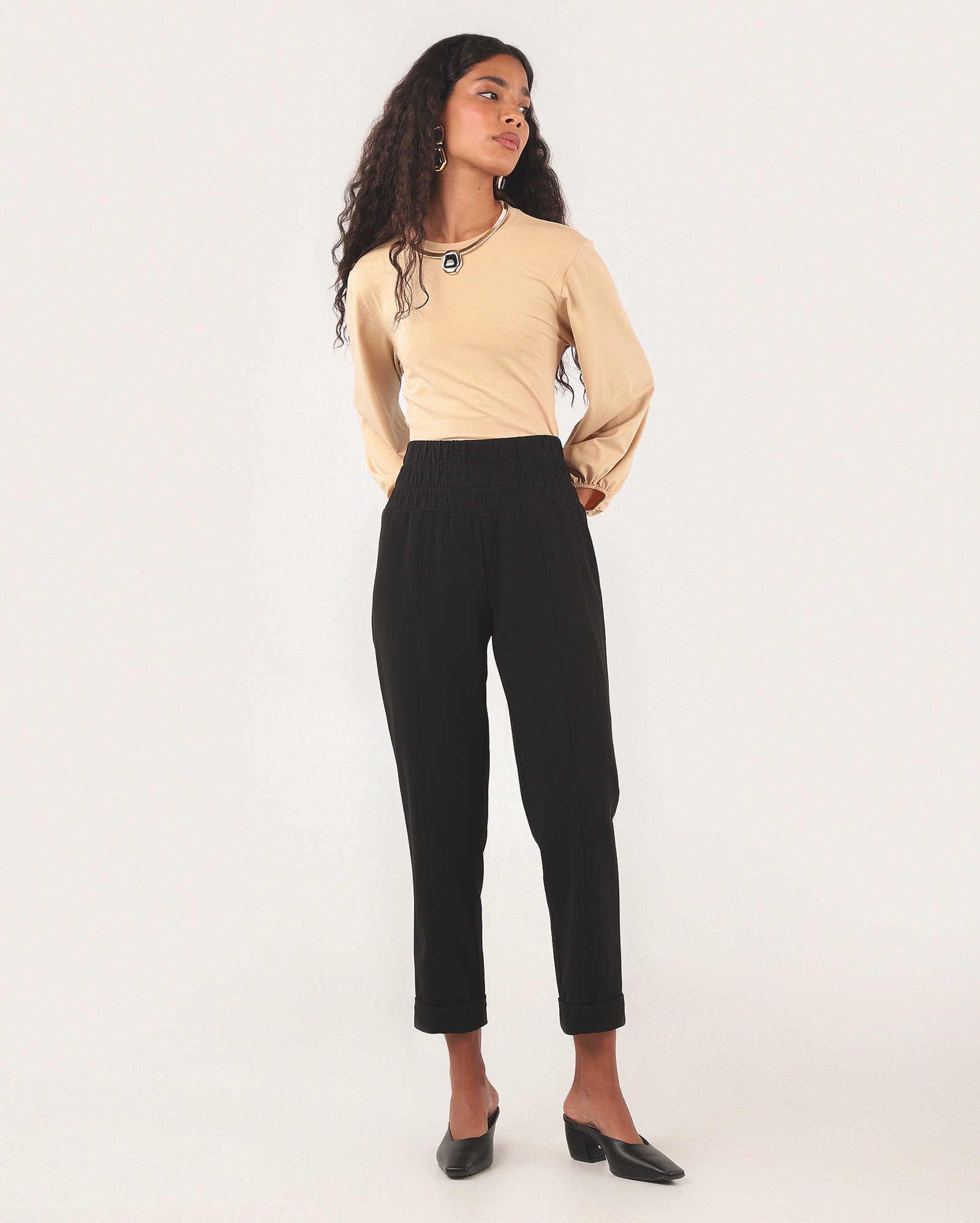 Calça feminina cenoura em malha cós elástico preta | Missinclof + Riachuelo
