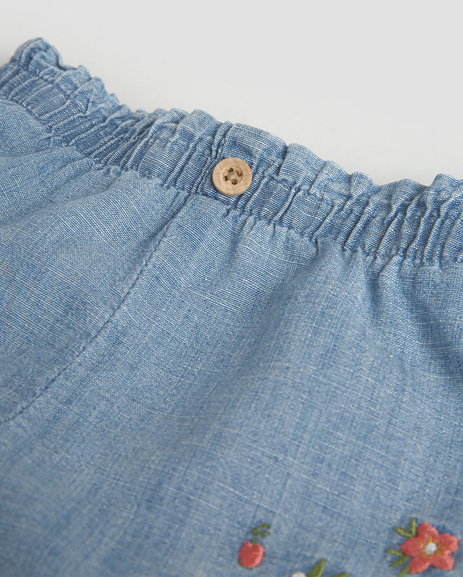 Short jeans bebê clochard bordado floral denim médio | Baby Way — foto 4