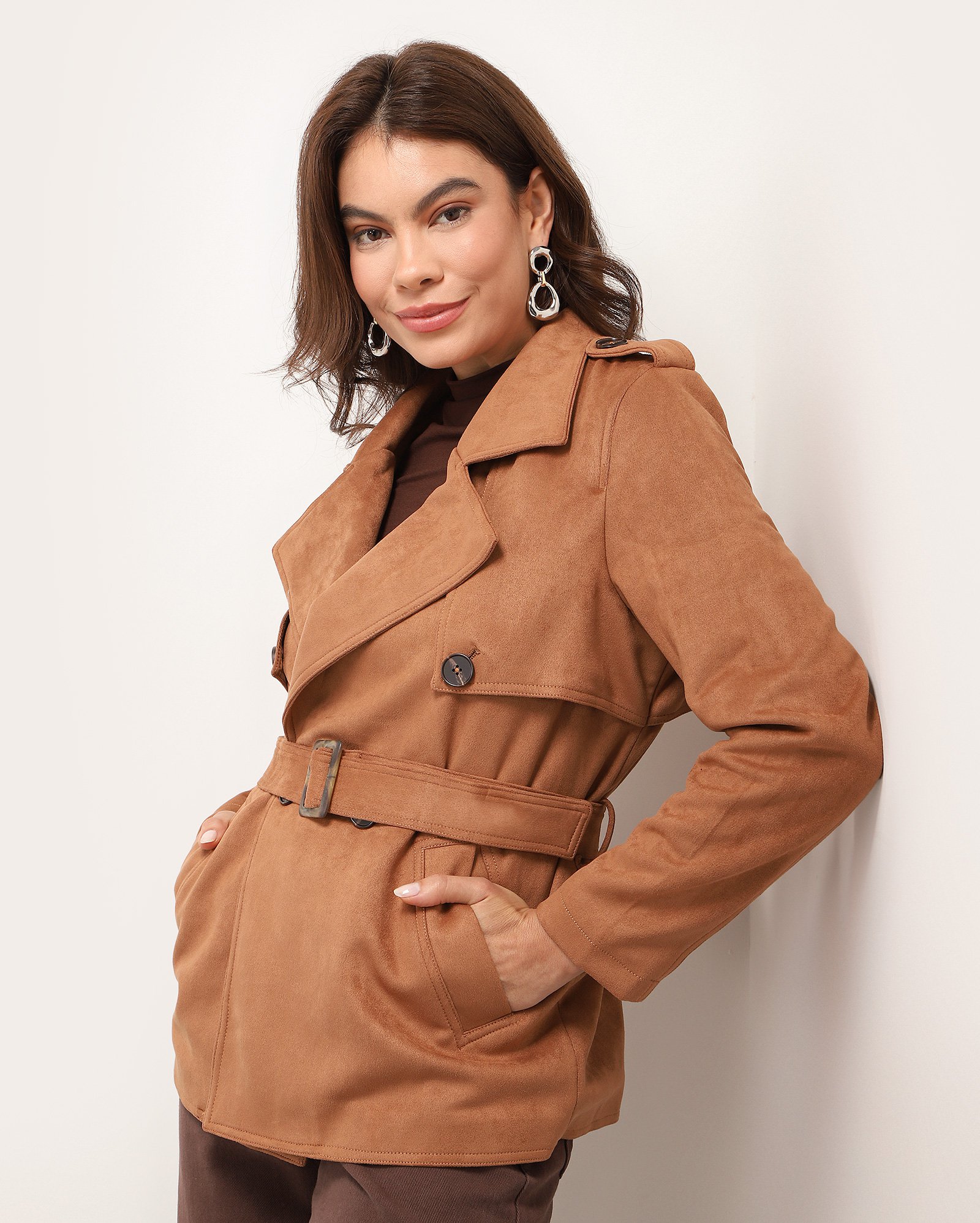 Trench coat feminino curto em suede com cinto marrom | AK by Riachuelo