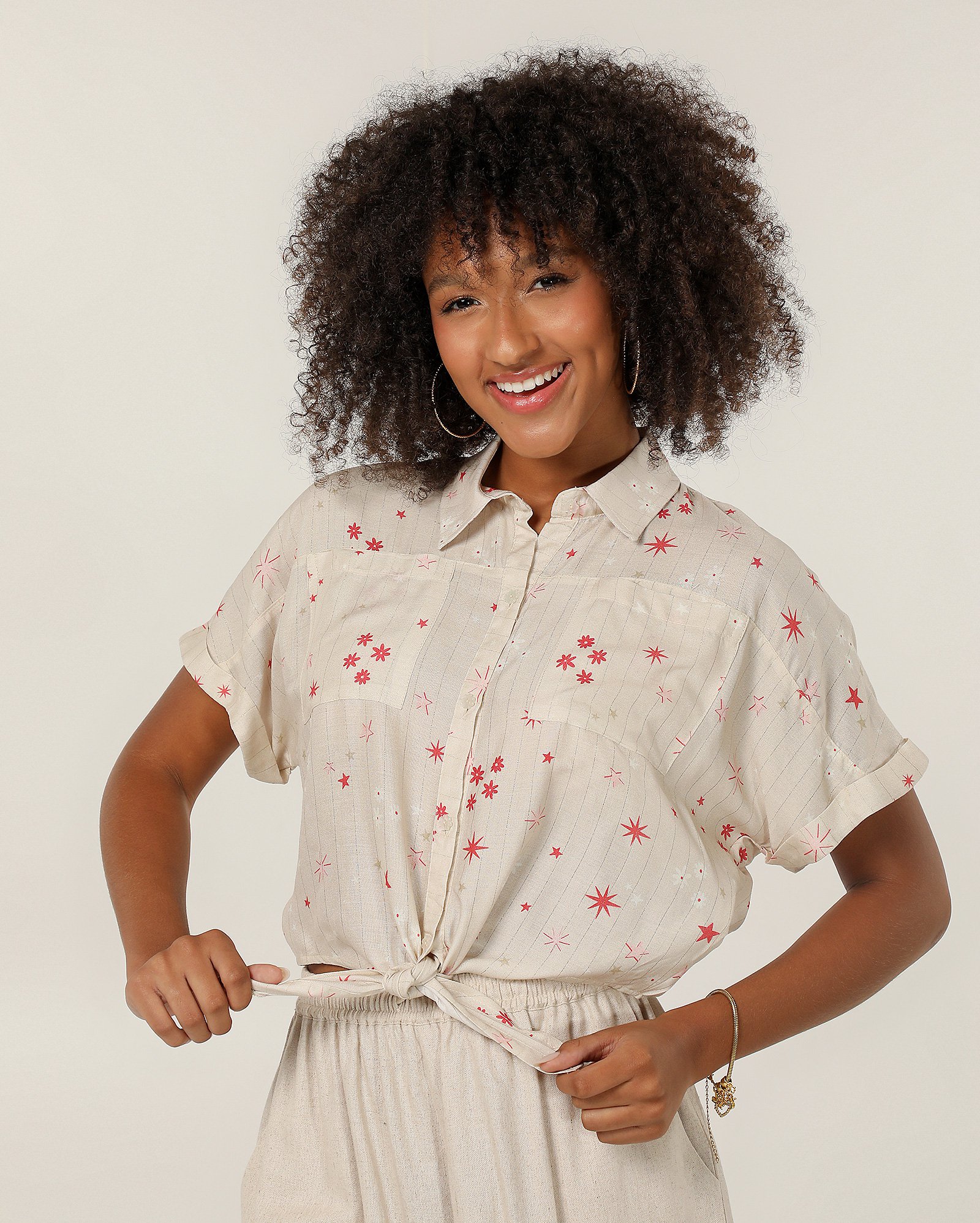 Camisa cropped juvenil com amarração estampada bege | Pool