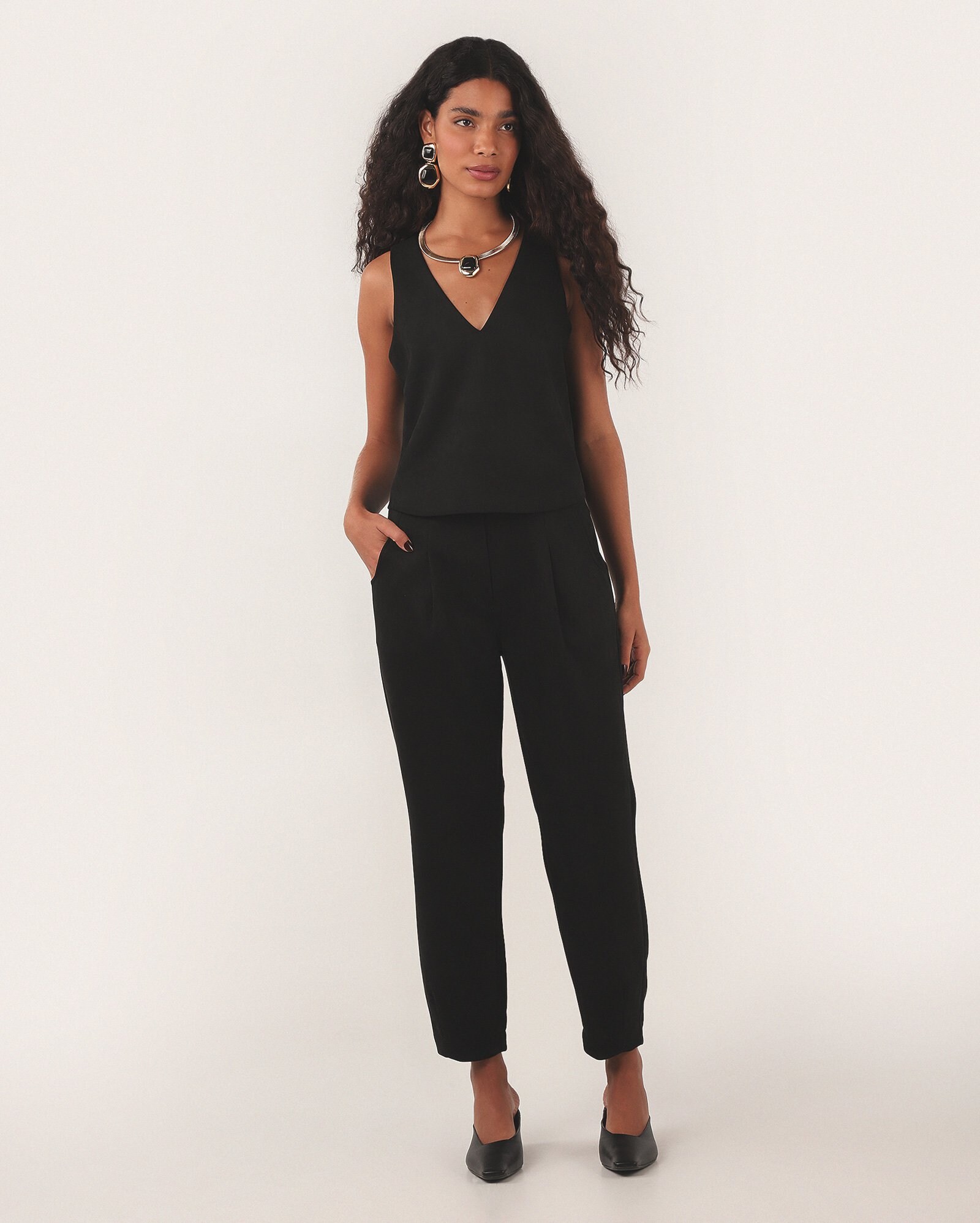 Calça feminina cenoura em suede com cinto - Preto | Missinclof + Riachuelo — foto 3