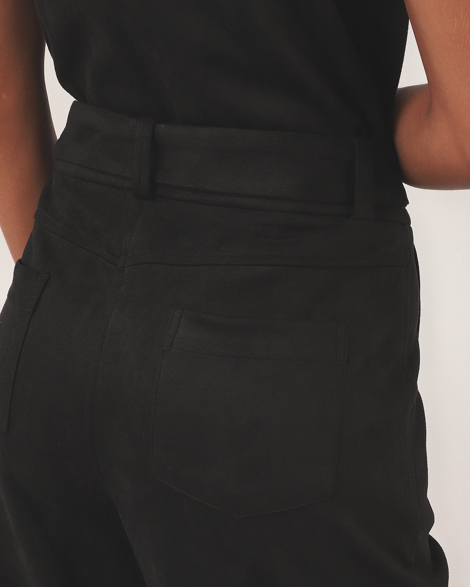 Calça feminina cenoura em suede com cinto - Preto | Missinclof + Riachuelo — foto 5