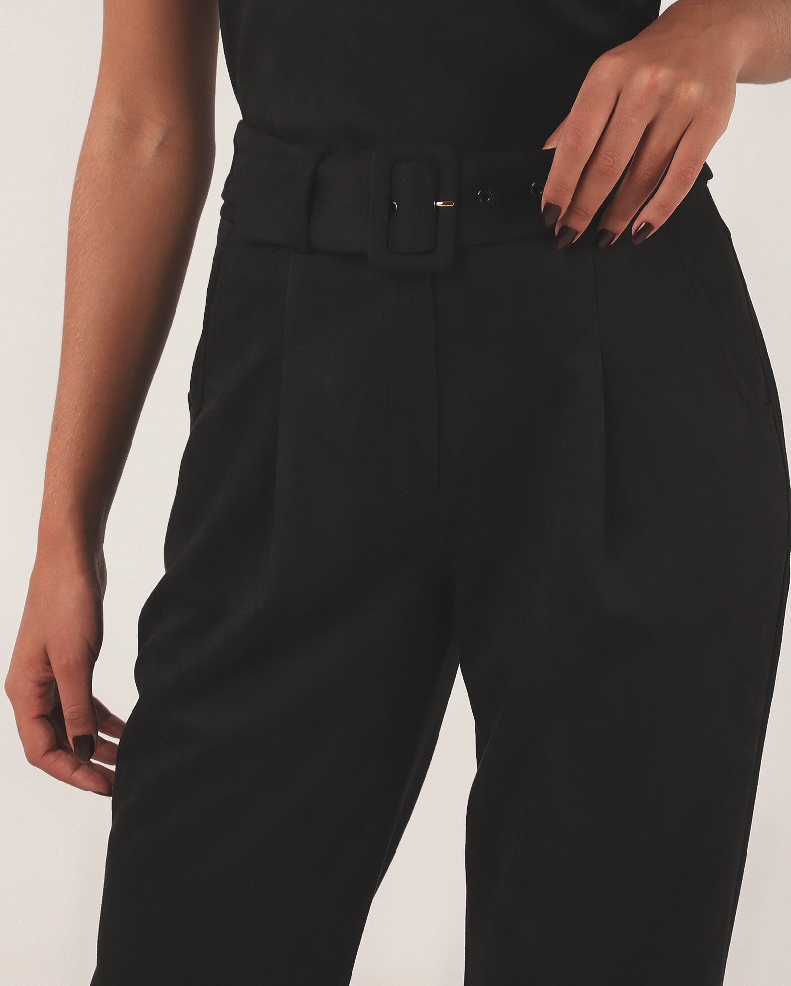 Calça feminina cenoura em suede com cinto - Preto | Missinclof + Riachuelo — foto 4