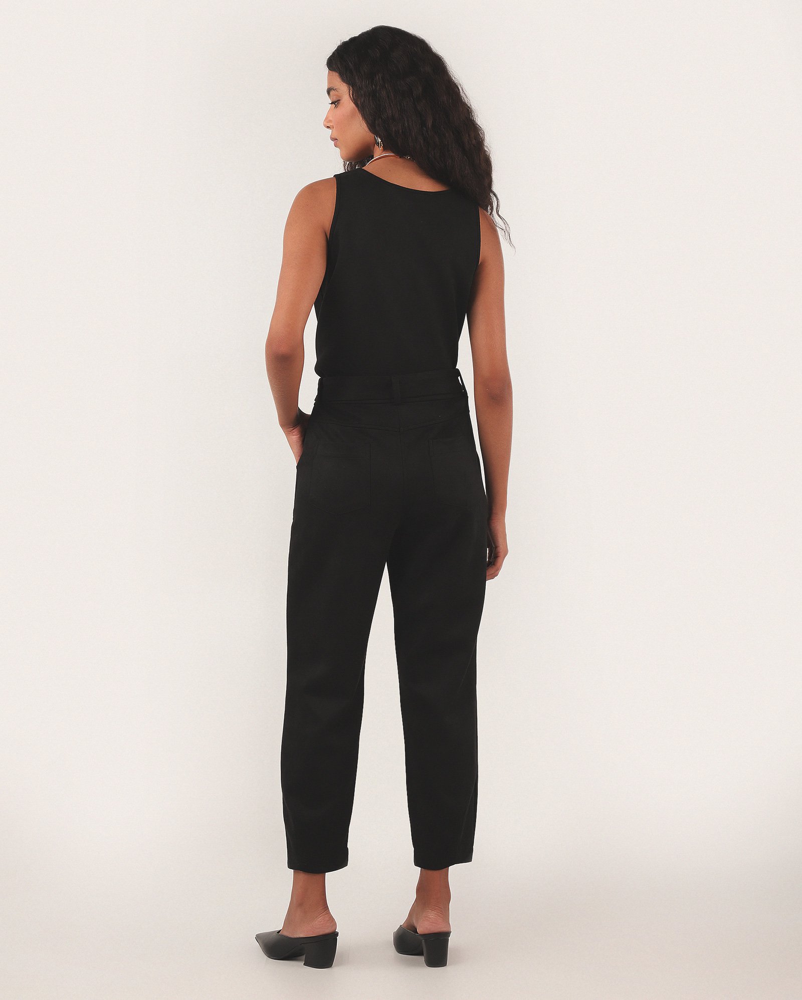 Calça feminina cenoura em suede com cinto - Preto | Missinclof + Riachuelo