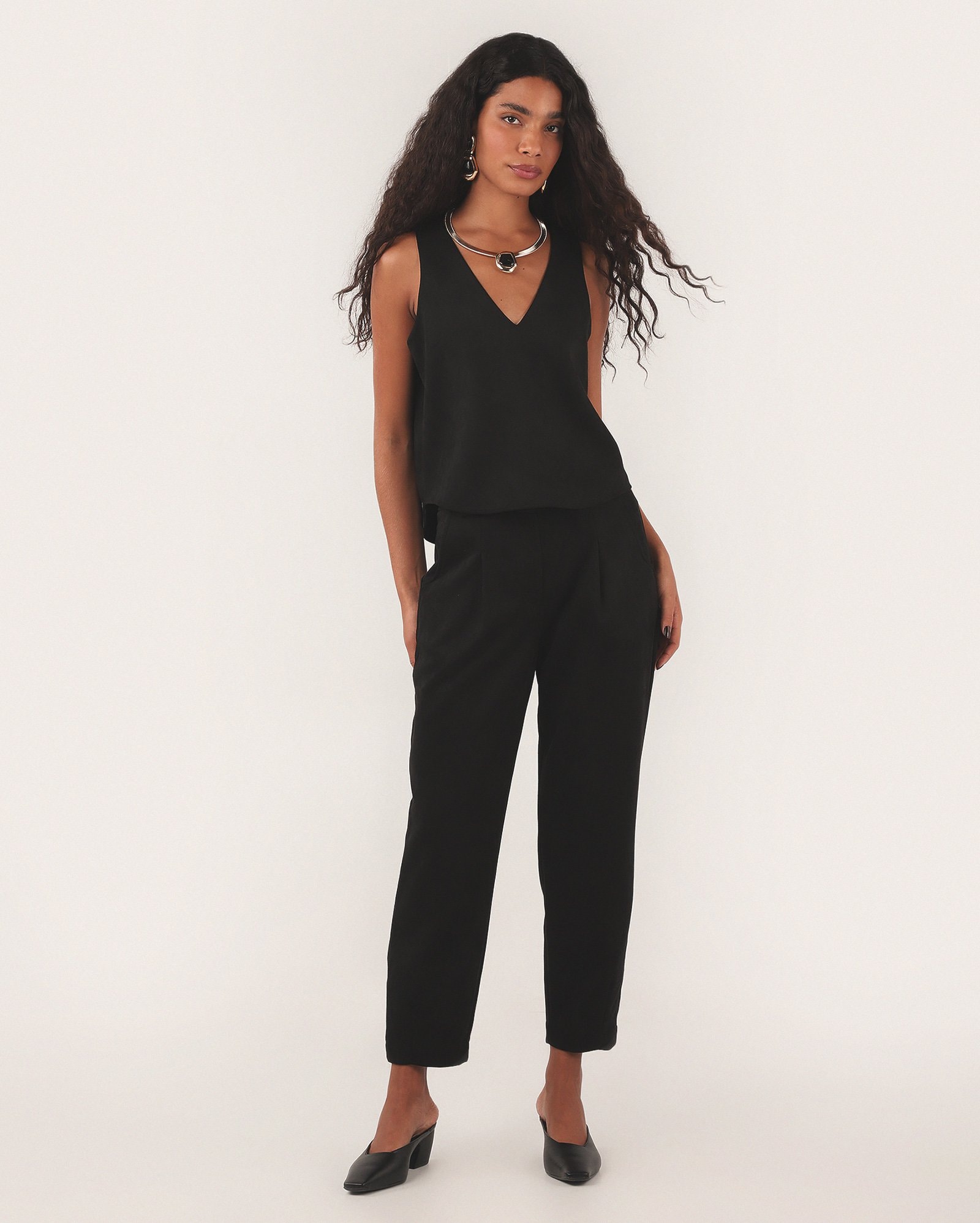 Calça feminina cenoura em suede com cinto - Preto | Missinclof + Riachuelo