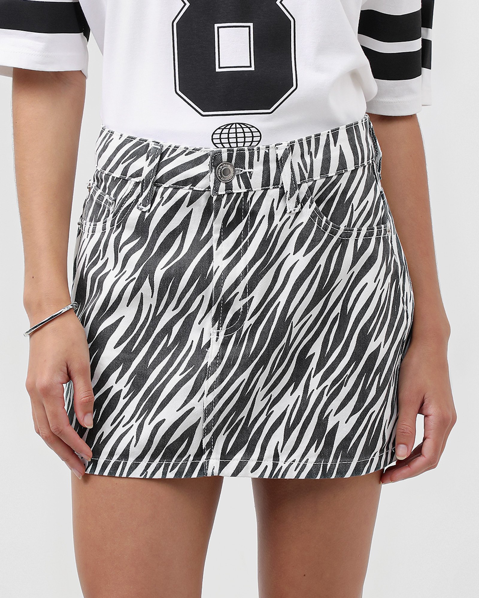 Mini saia sarja zebra - branca | Pool Jeans — foto 3