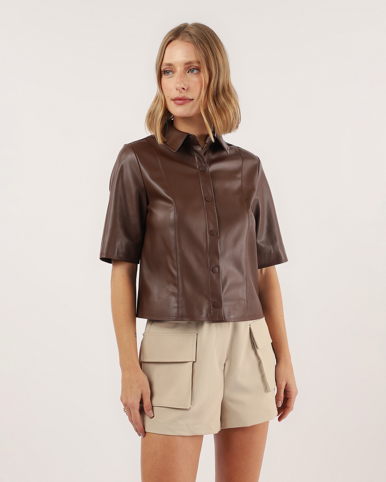 Camisa feminina em poliuretano com botões - Marrom