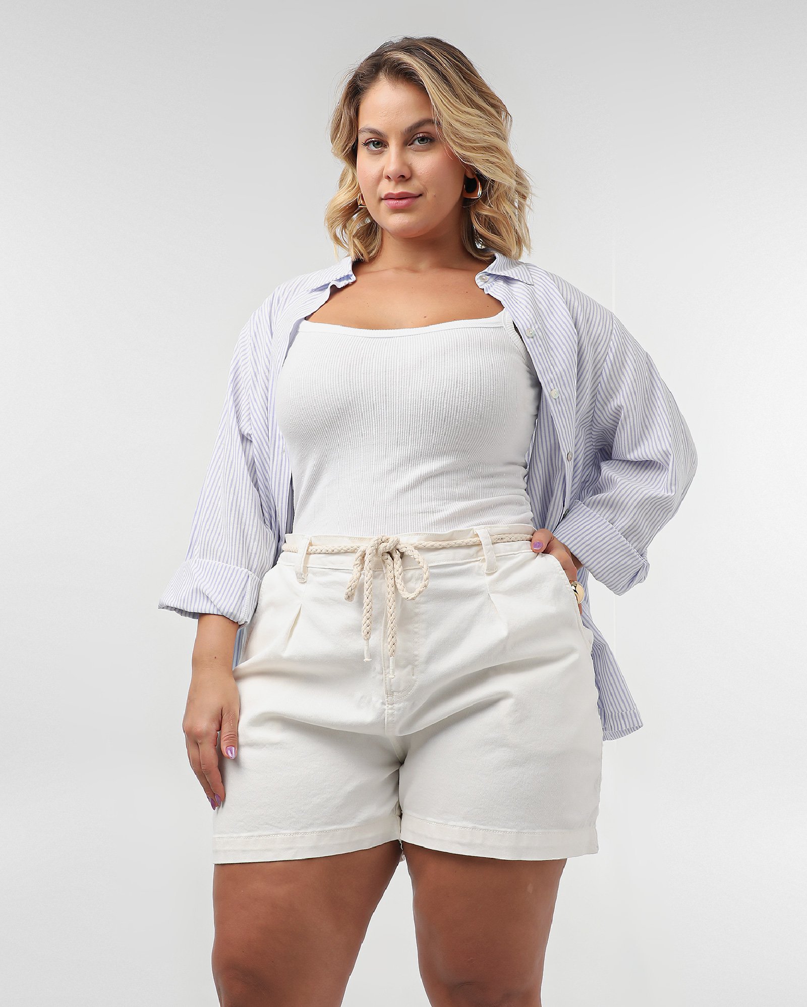 Short sarja plus size feminino com cordão branco | Pool Jeans