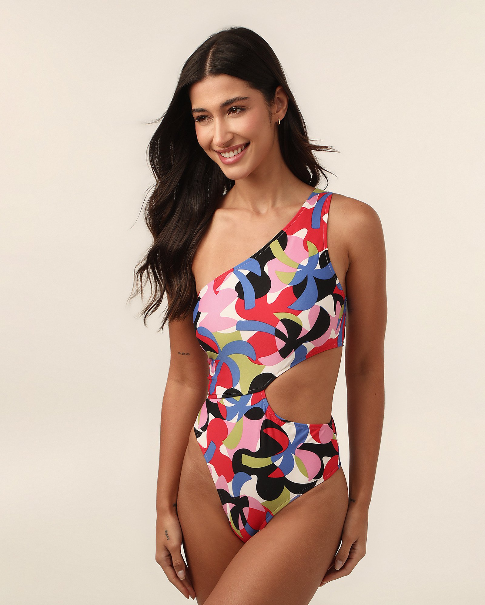 Maiô um ombro só com recorte estampa abstrato preto