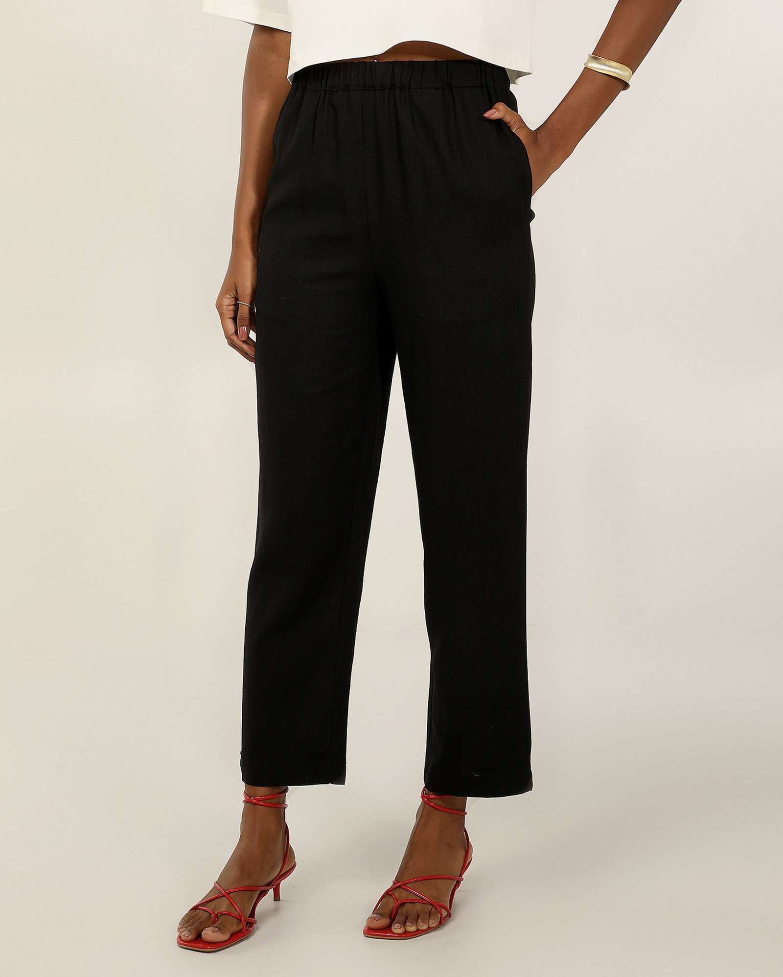 Calça feminina em viscolinho cenoura - Preto | Pool Basics