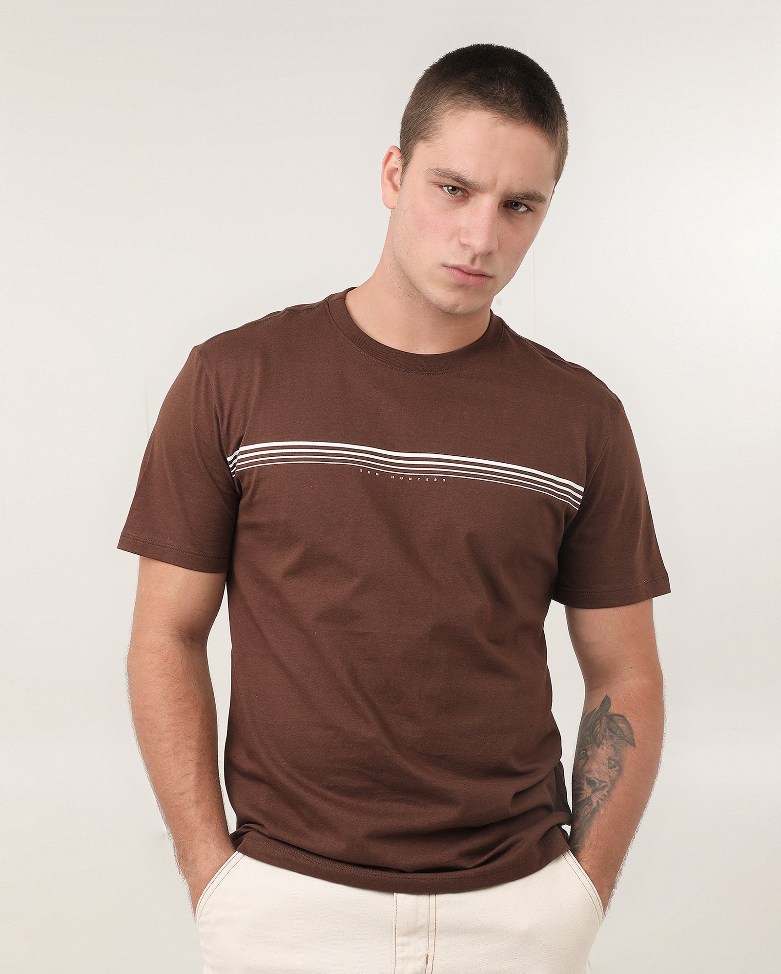 Camiseta masculina regular manga curta sun hunters listras - Marrom | Pool
