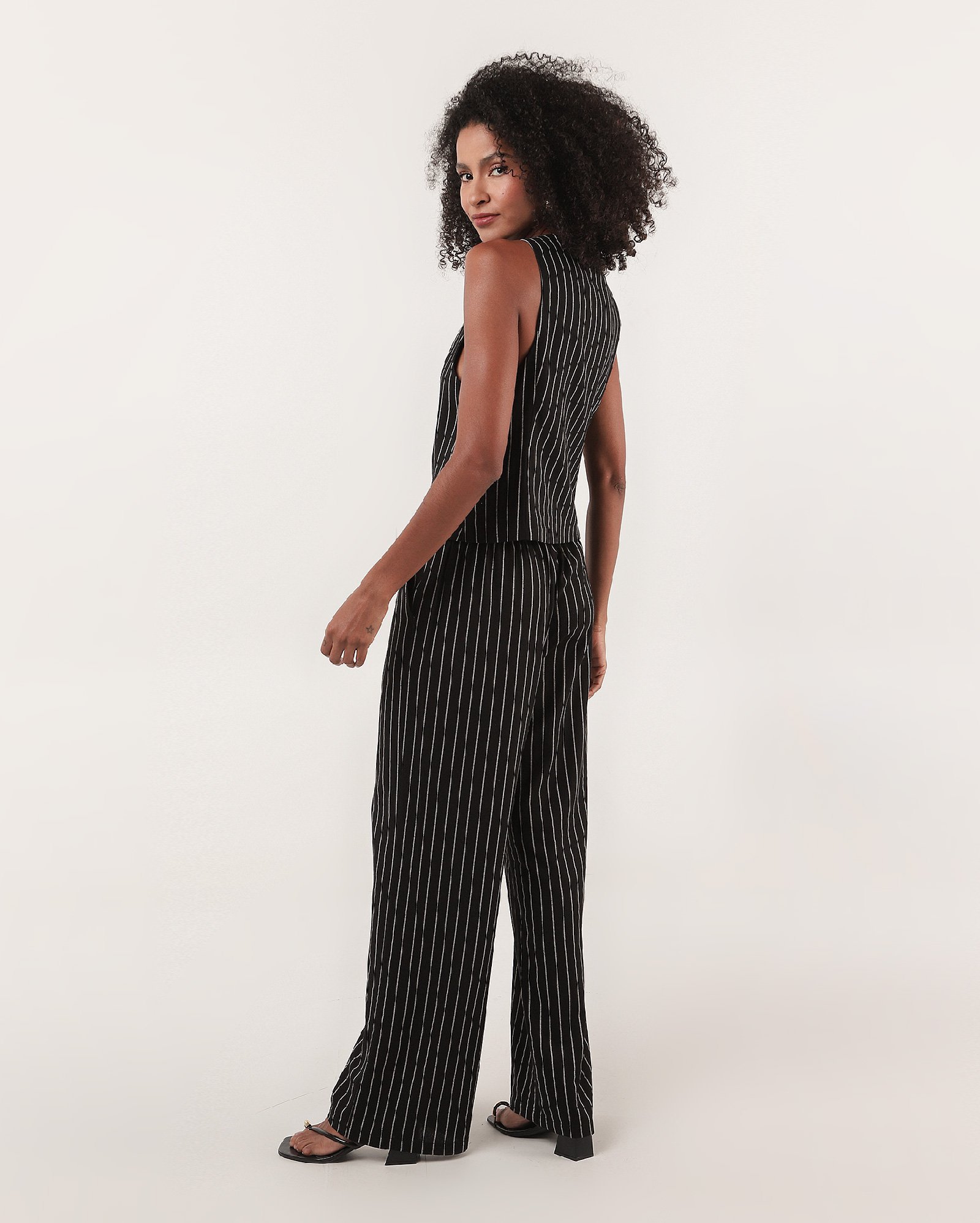 Calça feminina relaxed em viscolinho listrada - Preto