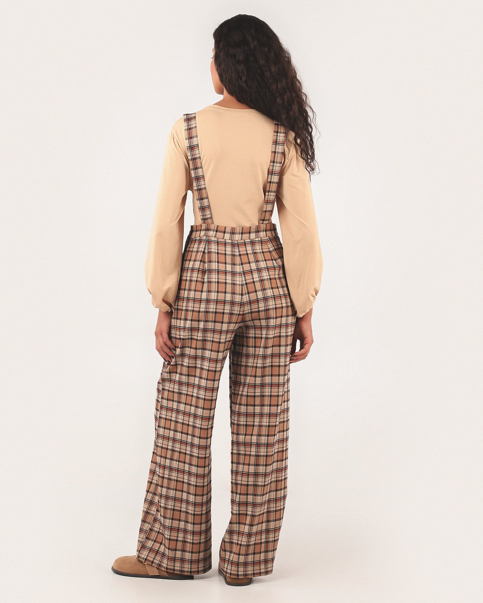 Macacão feminino xadrez com bolsos bege | Missinclof + Riachuelo