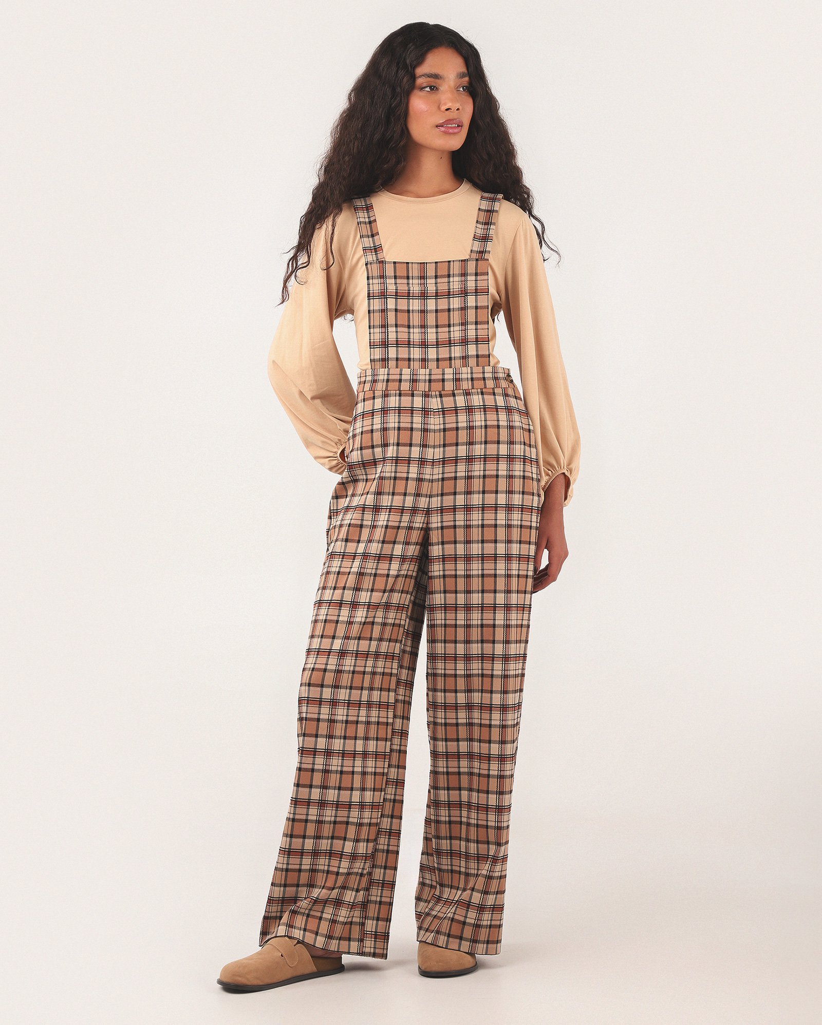 Macacão feminino xadrez com bolsos bege | Missinclof + Riachuelo