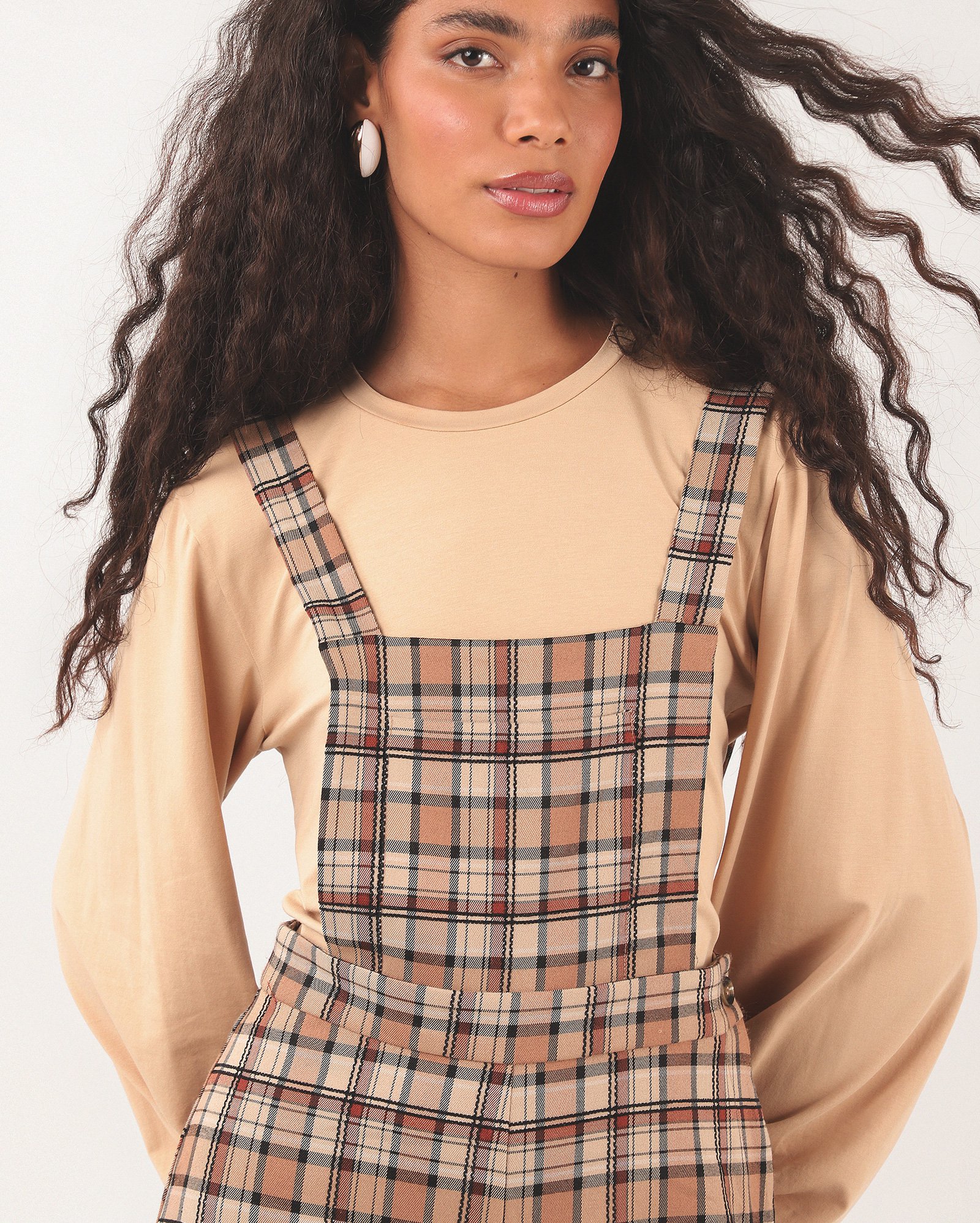 Macacão feminino xadrez com bolsos bege | Missinclof + Riachuelo — foto 3