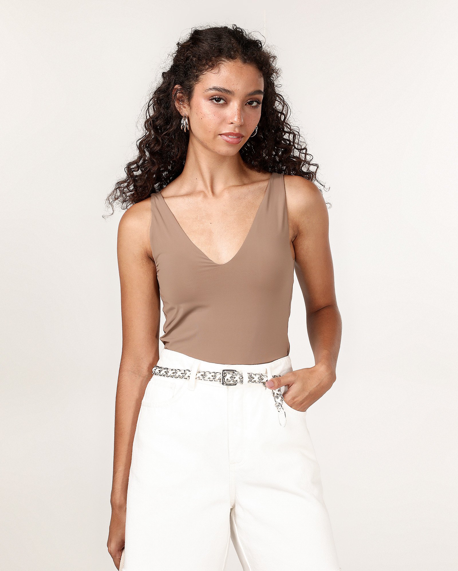 Regata feminina de poliamida com bojo e decote v - Marrom Claro | Pool Basics