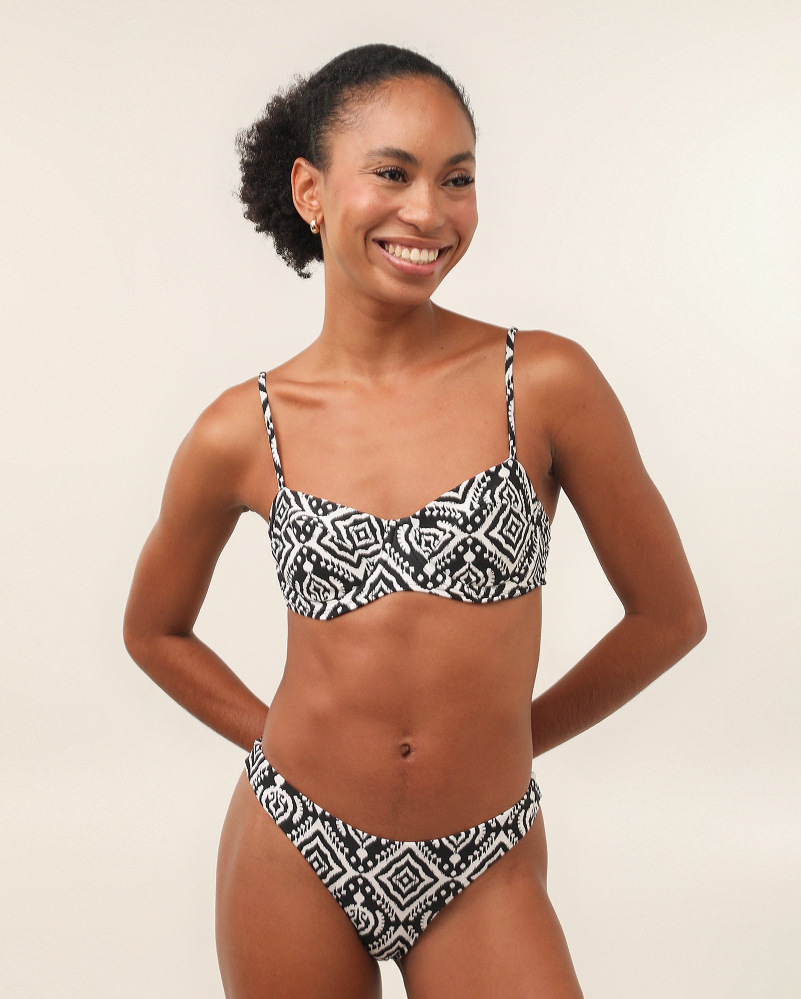Biquíni top meia taça arabesco abstrato branco | Dript by Riachuelo