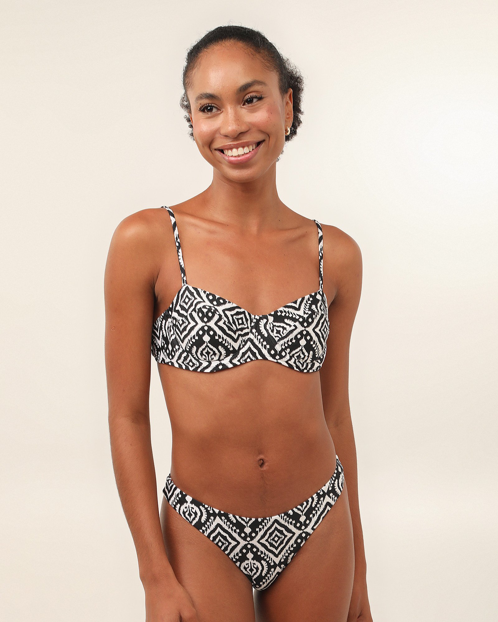 Biquíni top meia taça arabesco abstrato branco | Dript by Riachuelo