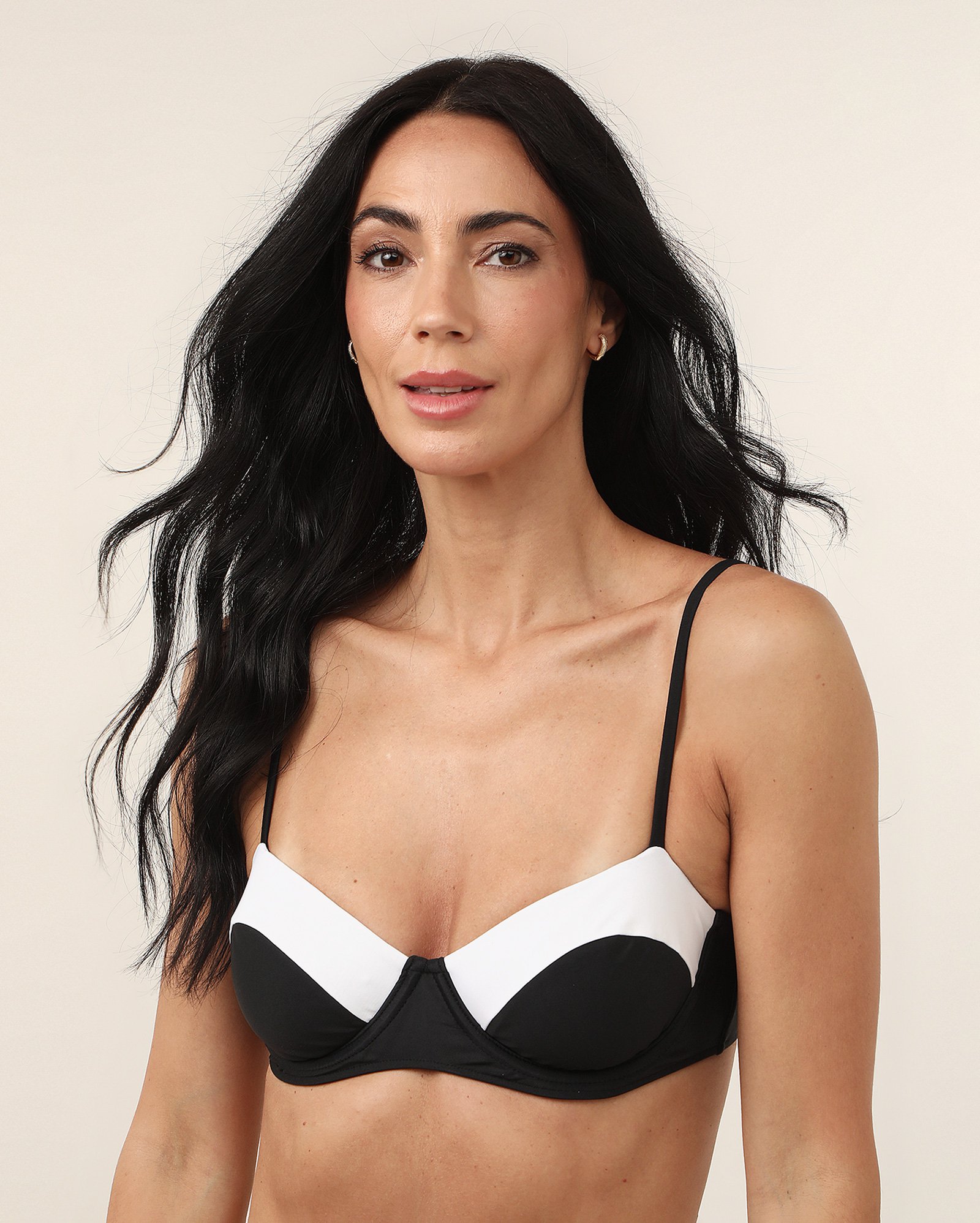 Biquíni top meia taça color block contrastante preto | Dript by Riachuelo