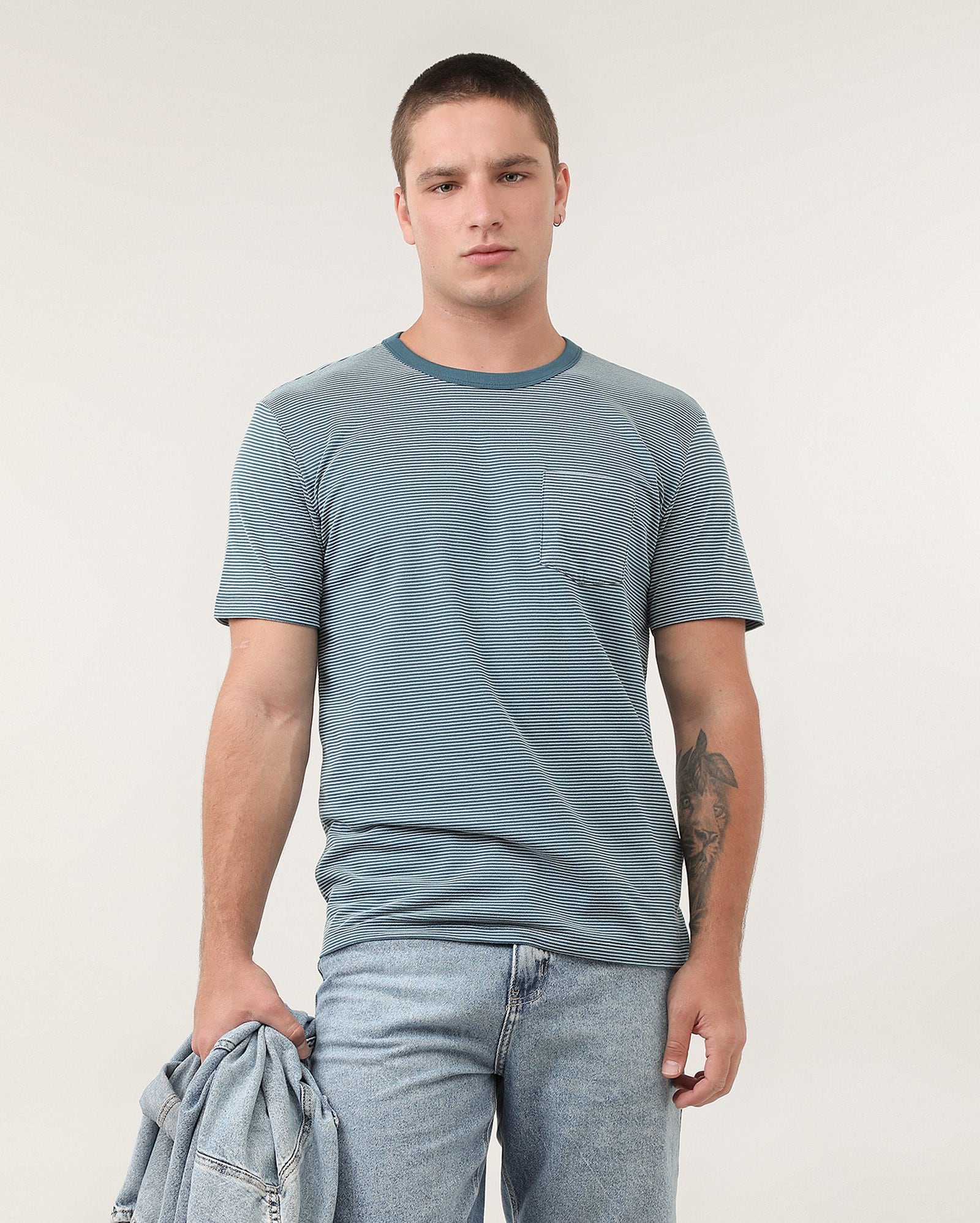 Camiseta masculina listrada com bolso azul | Pool
