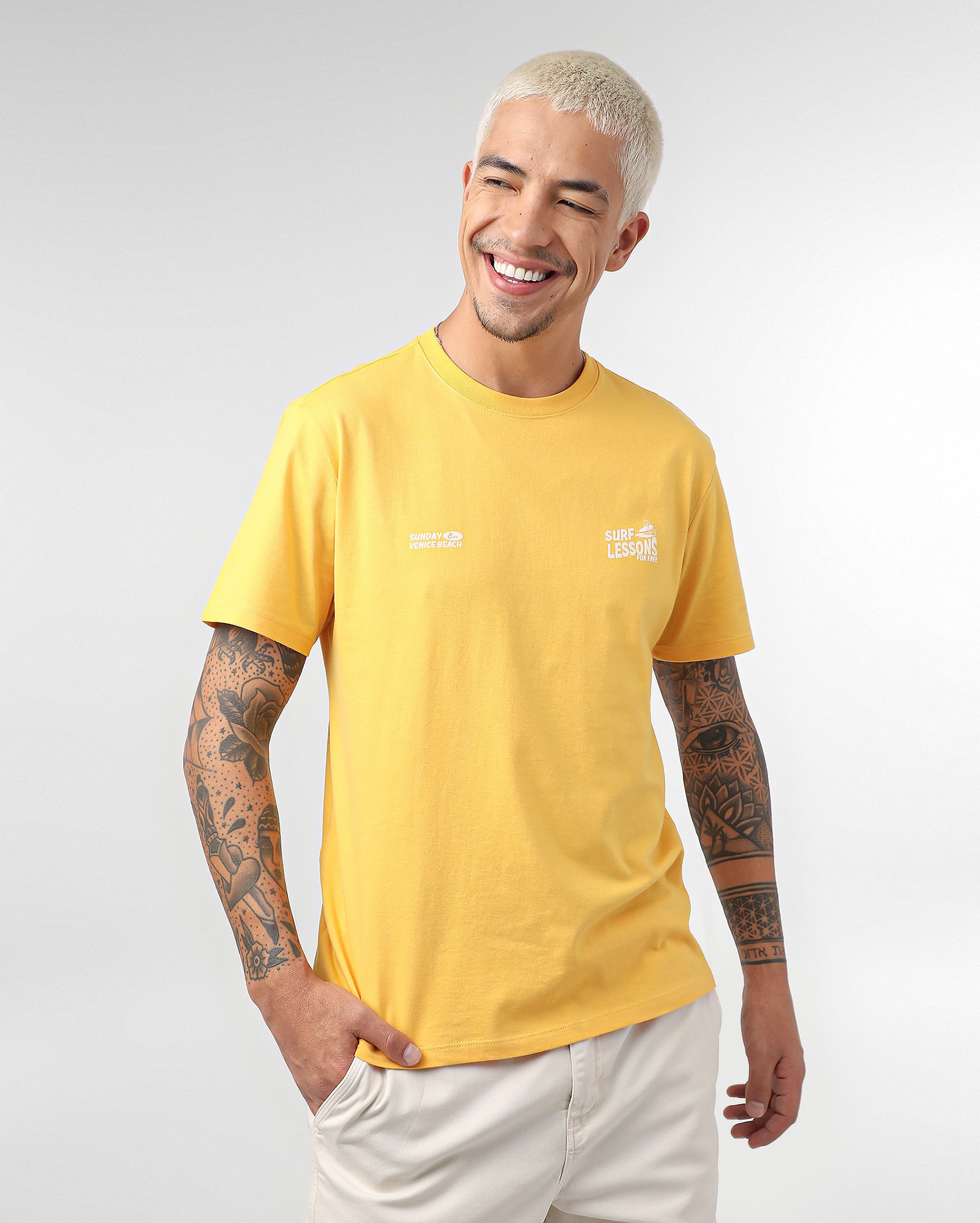 Camiseta masculina regular lettering surf lessons amarela | Pool