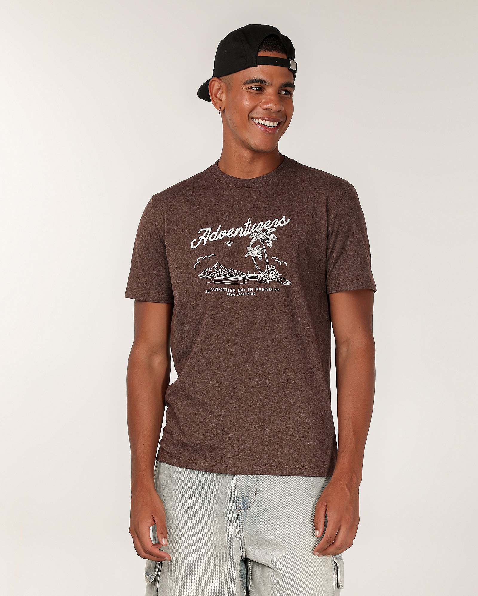 Camiseta masculina regular estampa lettering adventurers marrom | Pool