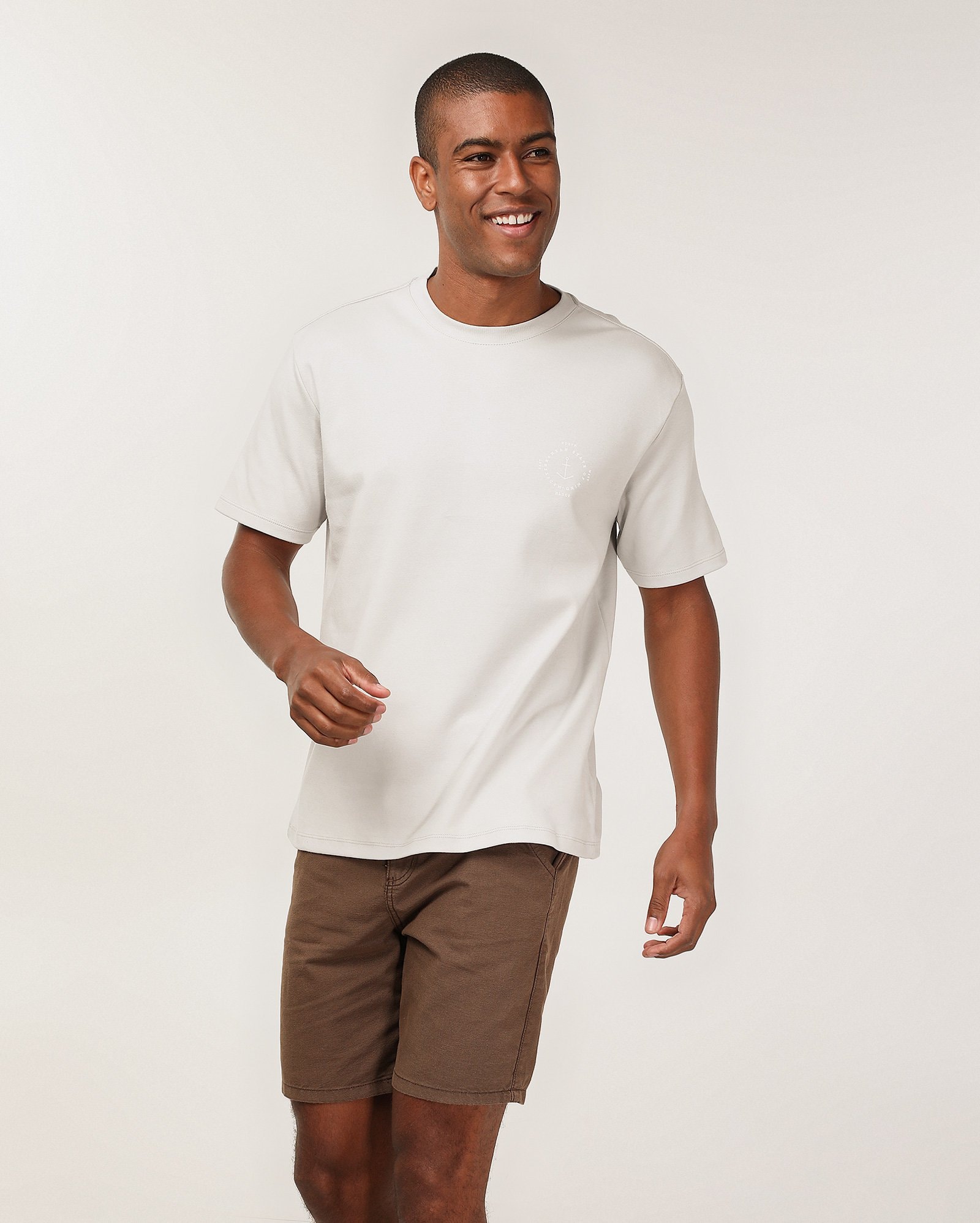 Camiseta masculina regular suedine âncora cinza