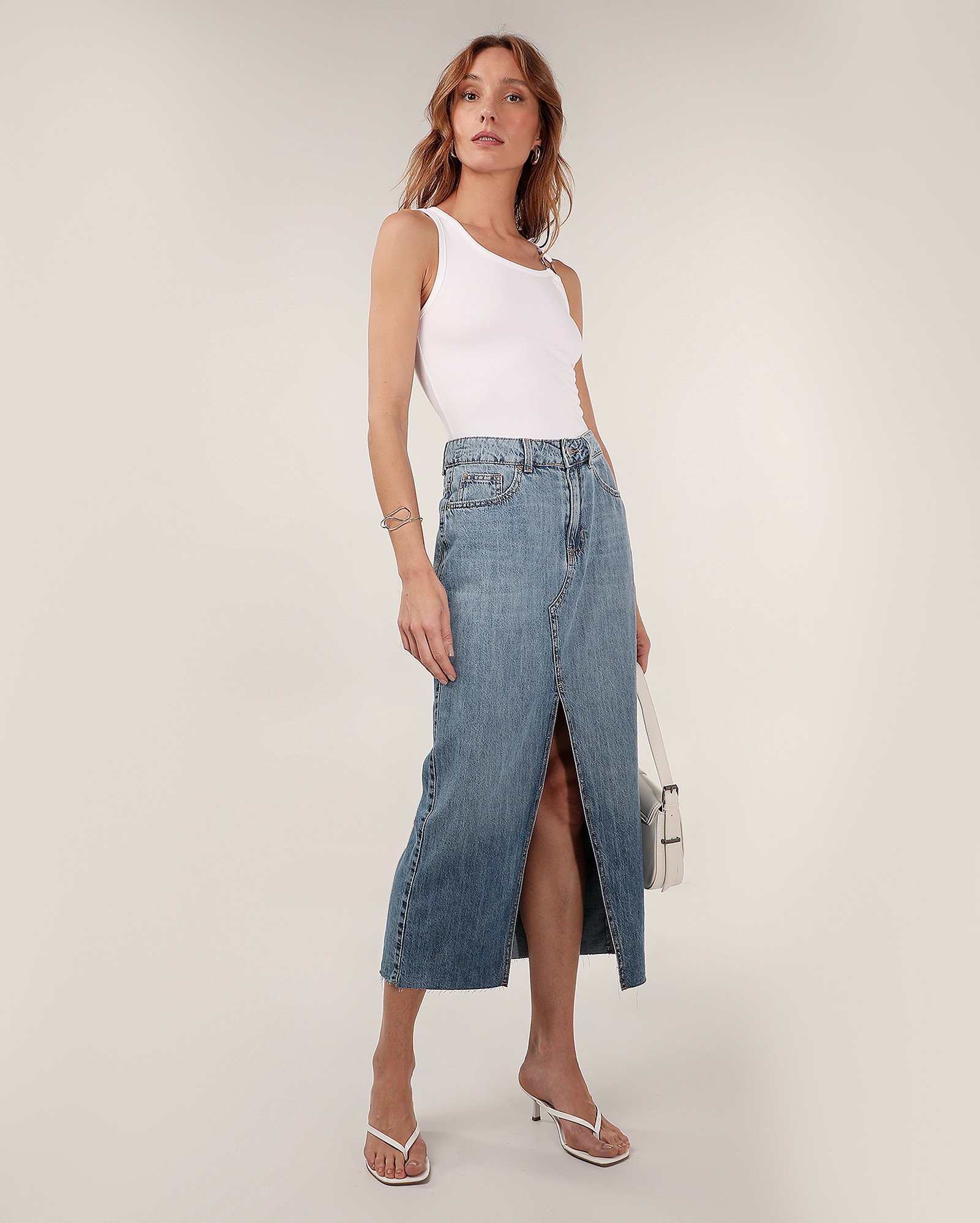 Saia jeans midi reta com fenda frontal estonada - Jeans Médio | Pool Jeans