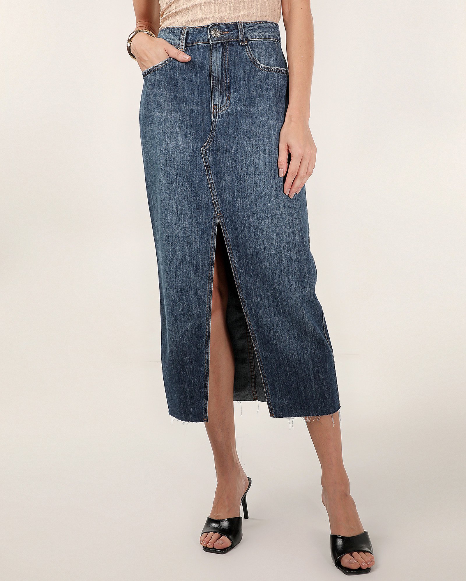 Saia jeans midi reta com fenda frontal estonada - Jeans Escuro | Pool Jeans