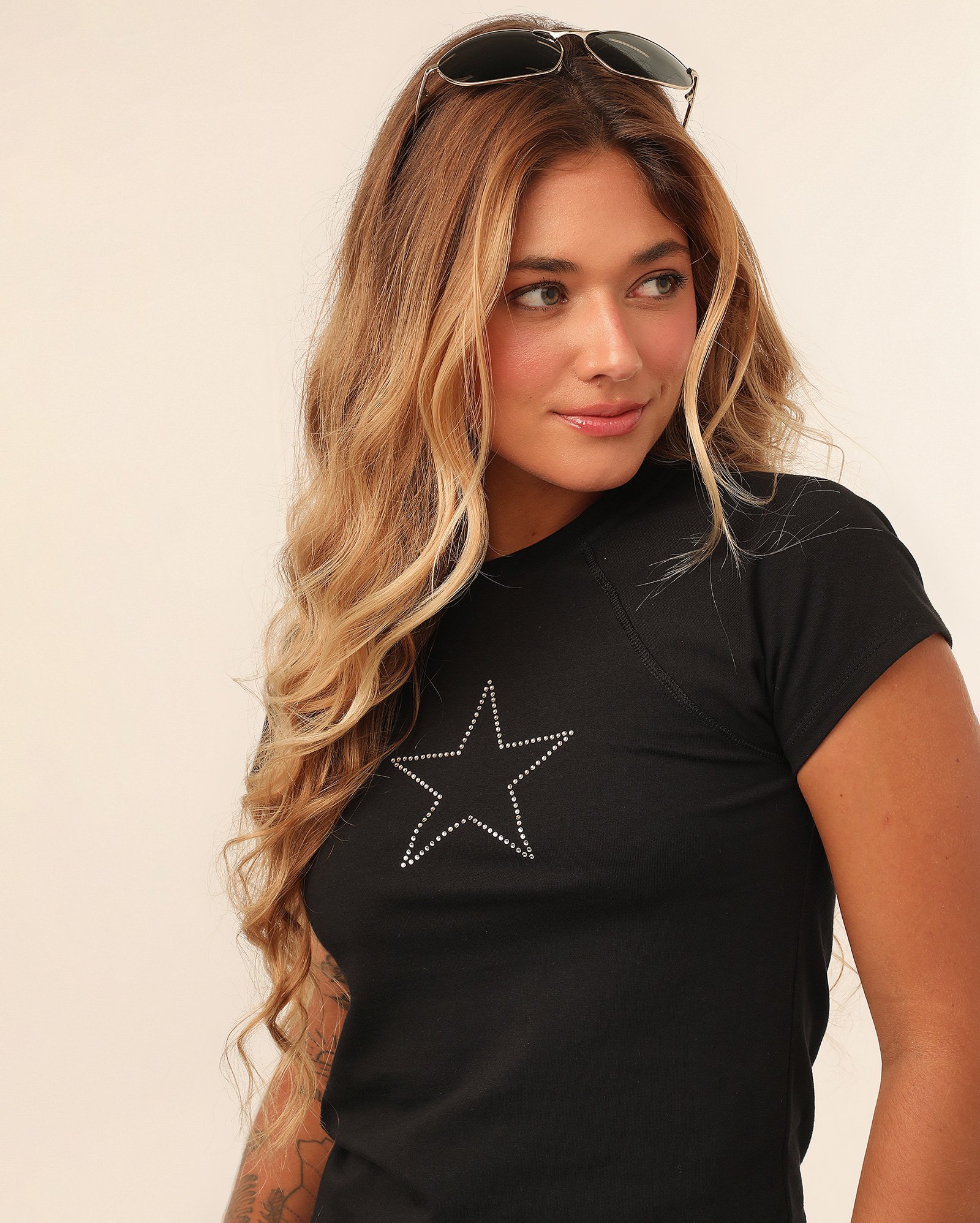 Camiseta cropped estrela pedraria - Preto | Makai + Riachuelo — foto 6