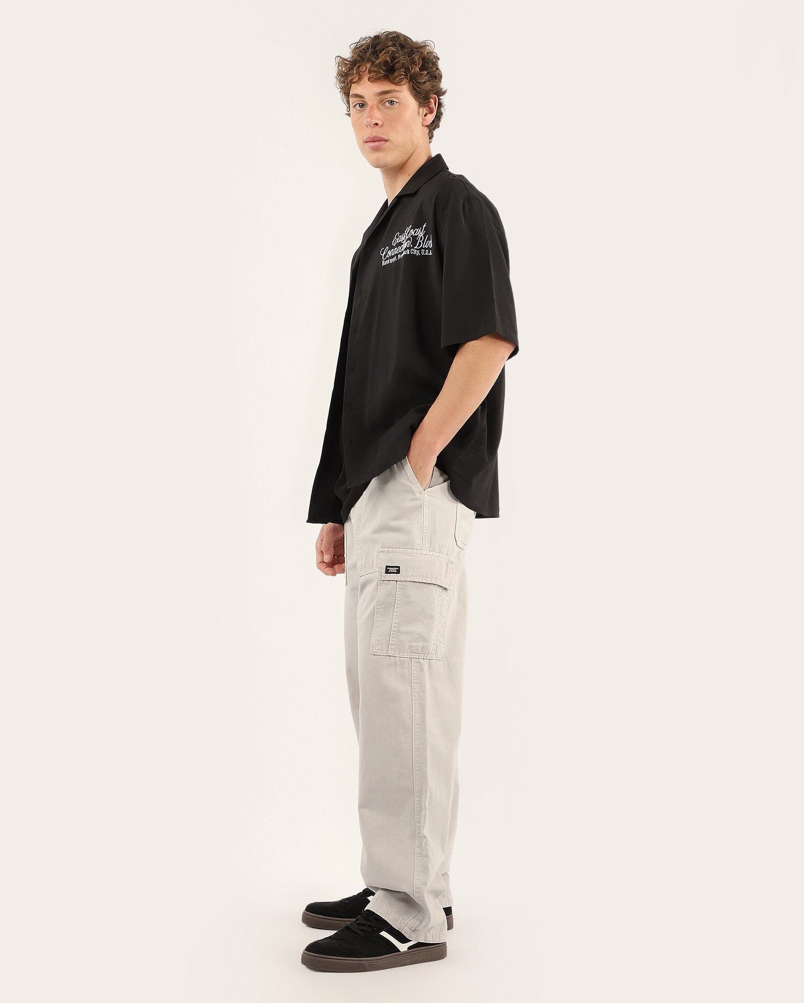 Calça sarja masculina loose bolsos cargo - Cinza Claro | Pool Jeans