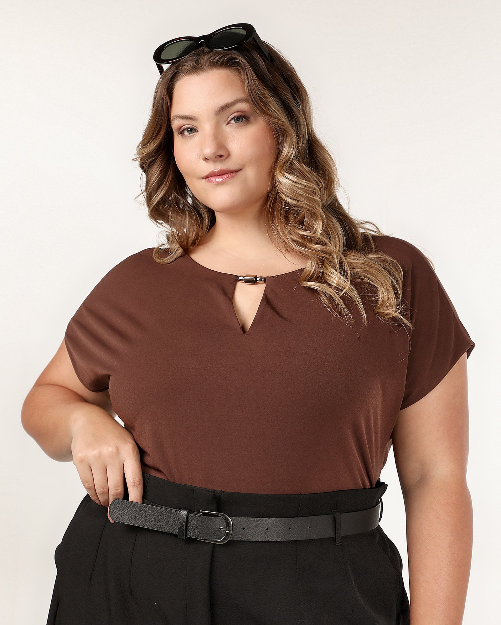 Blusa plus size feminina ampla com detalhe metálico marrom | AK Plus by Riachuelo