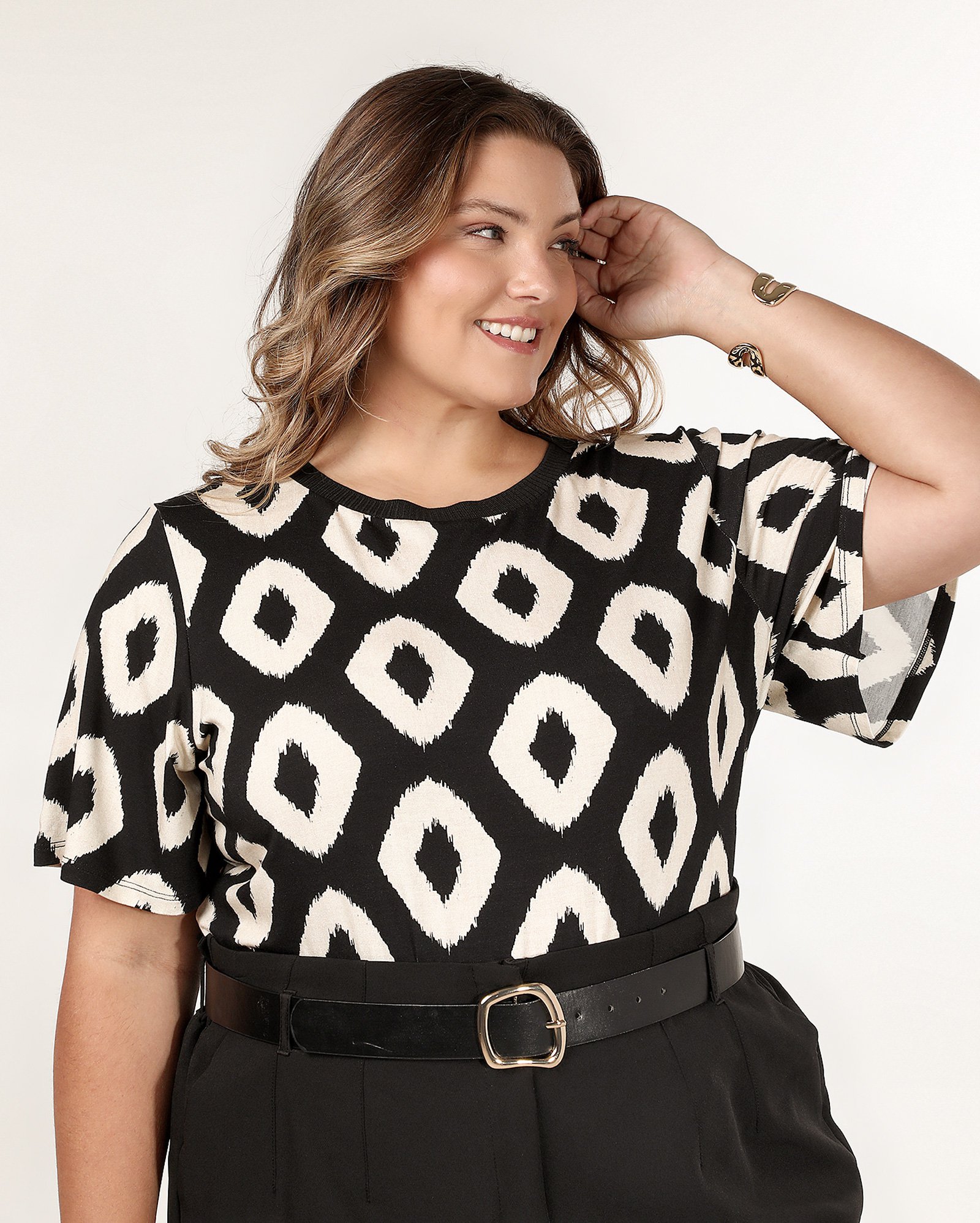 Blusa plus size feminina ampla de viscose estampada preta | AK Plus by Riachuelo