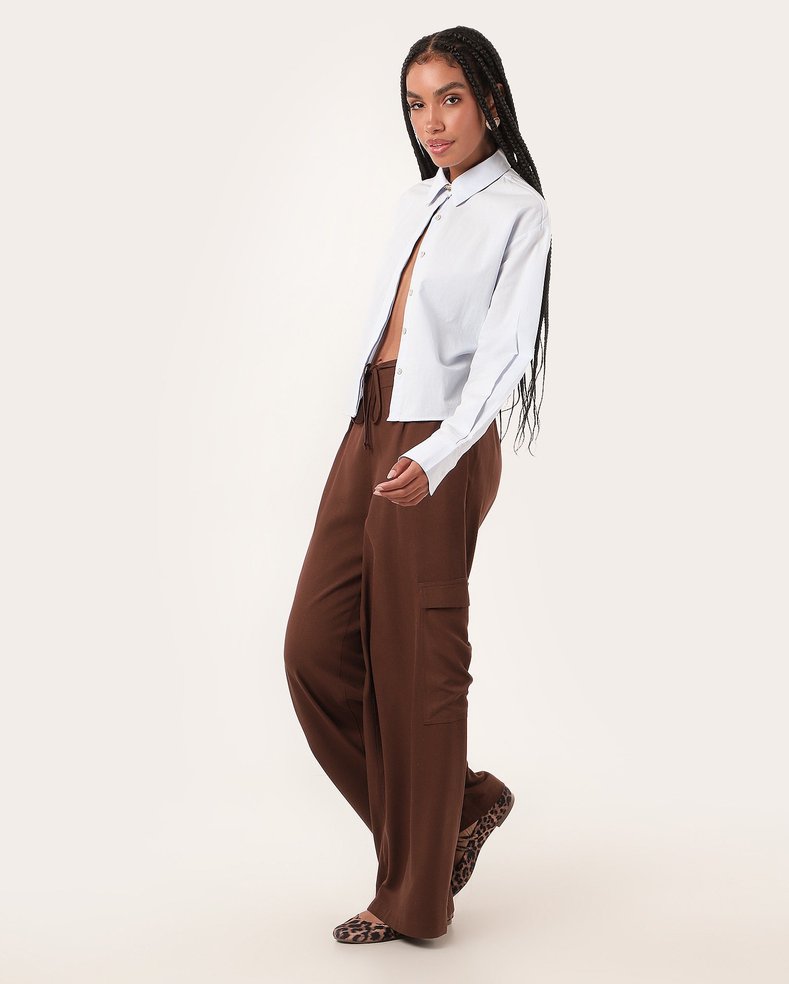 Calça feminina relaxed em viscose bolsos cargo marrom | Pool