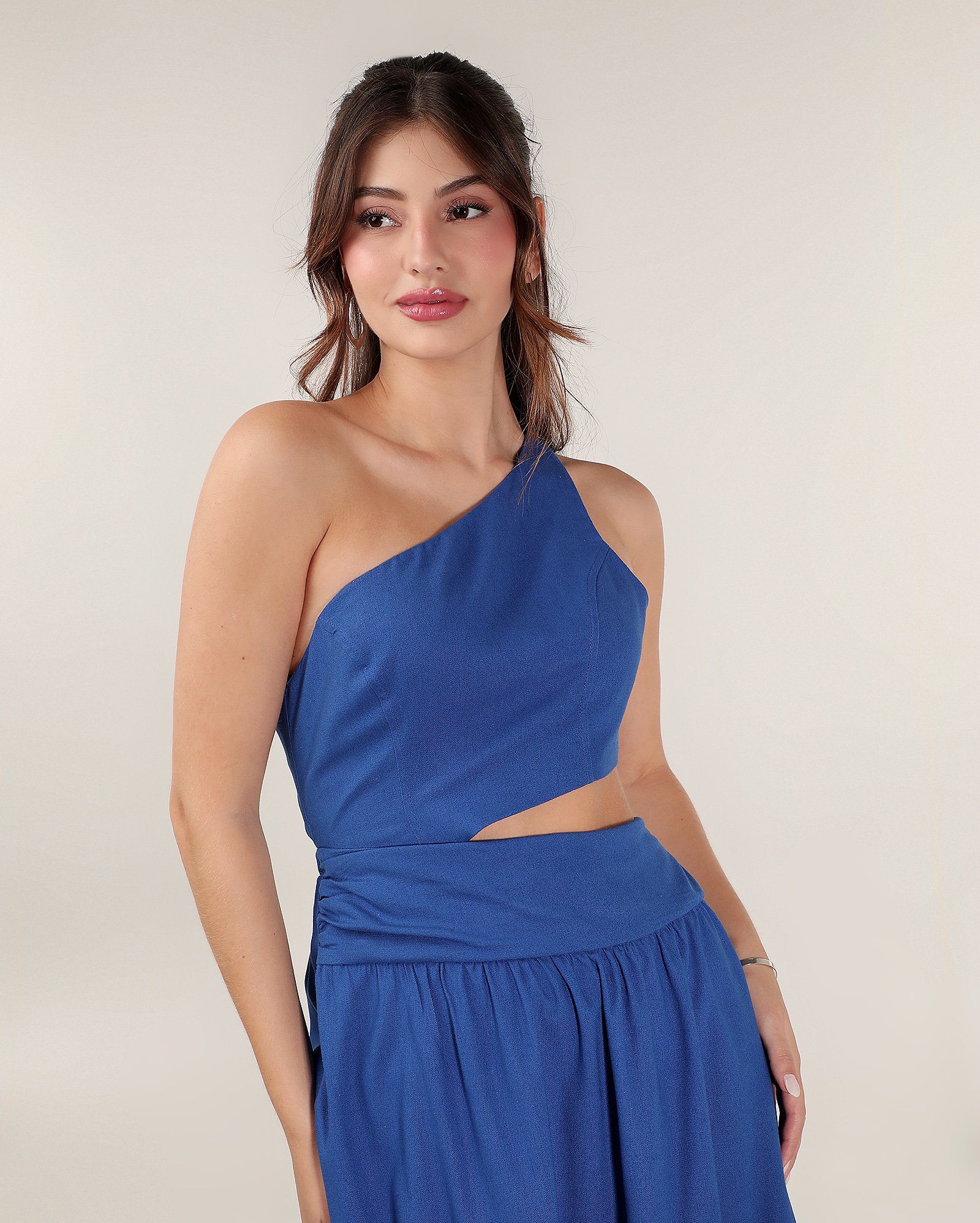 Vestido midi em viscolinho um ombro só com recortes azul | Pool — foto 3