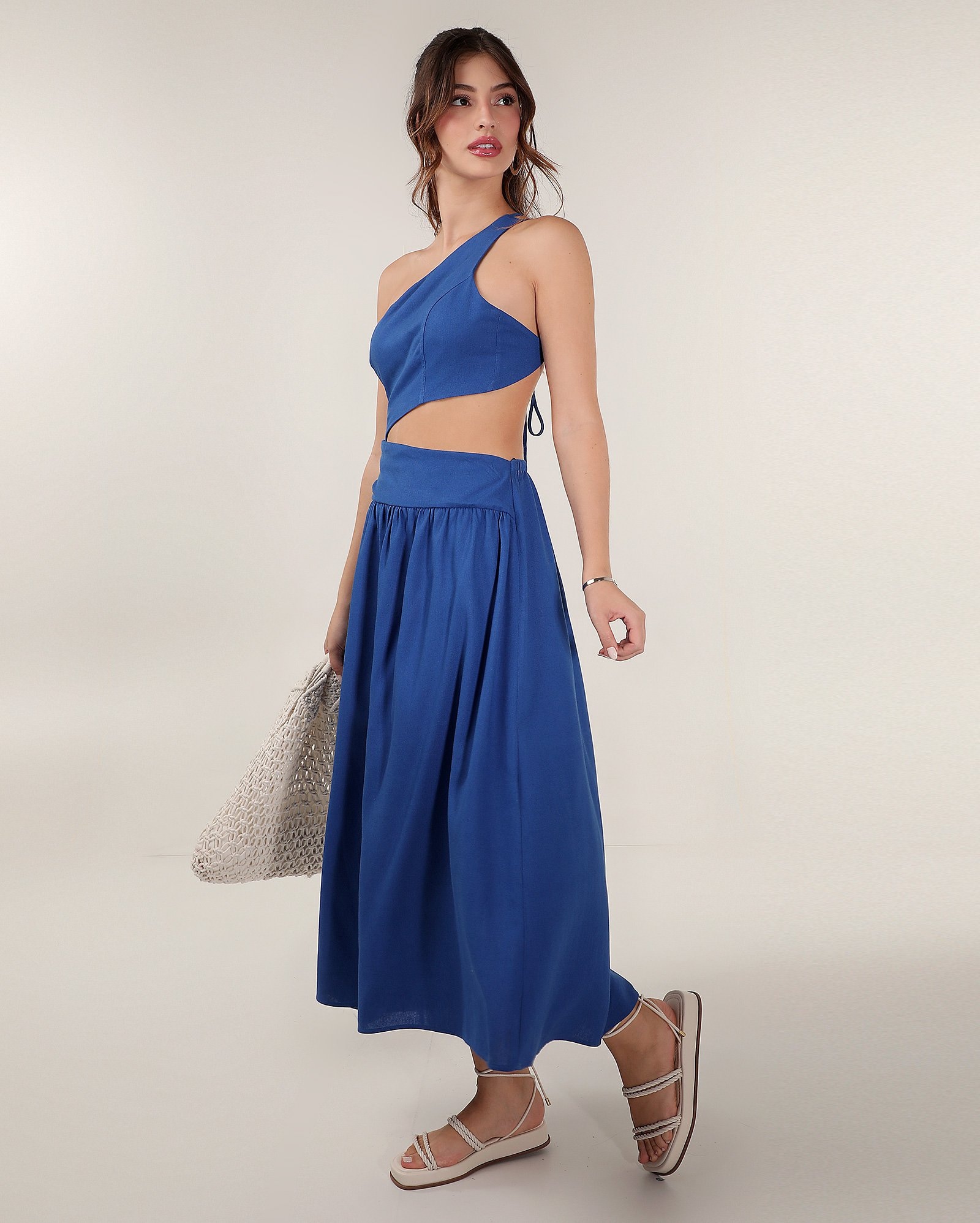 Vestido midi em viscolinho um ombro só com recortes azul | Pool — foto 5