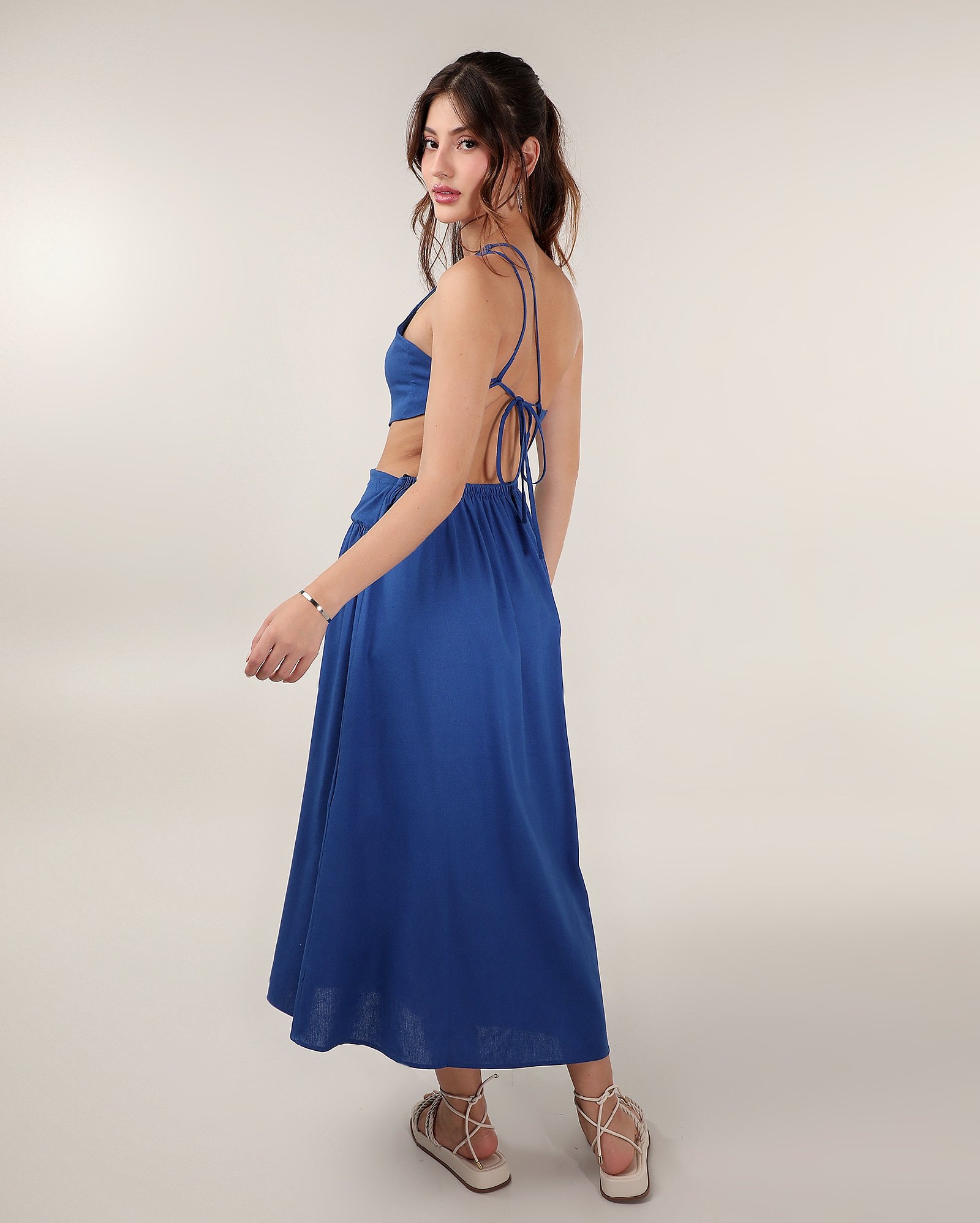 Vestido midi em viscolinho um ombro só com recortes azul | Pool — foto 2