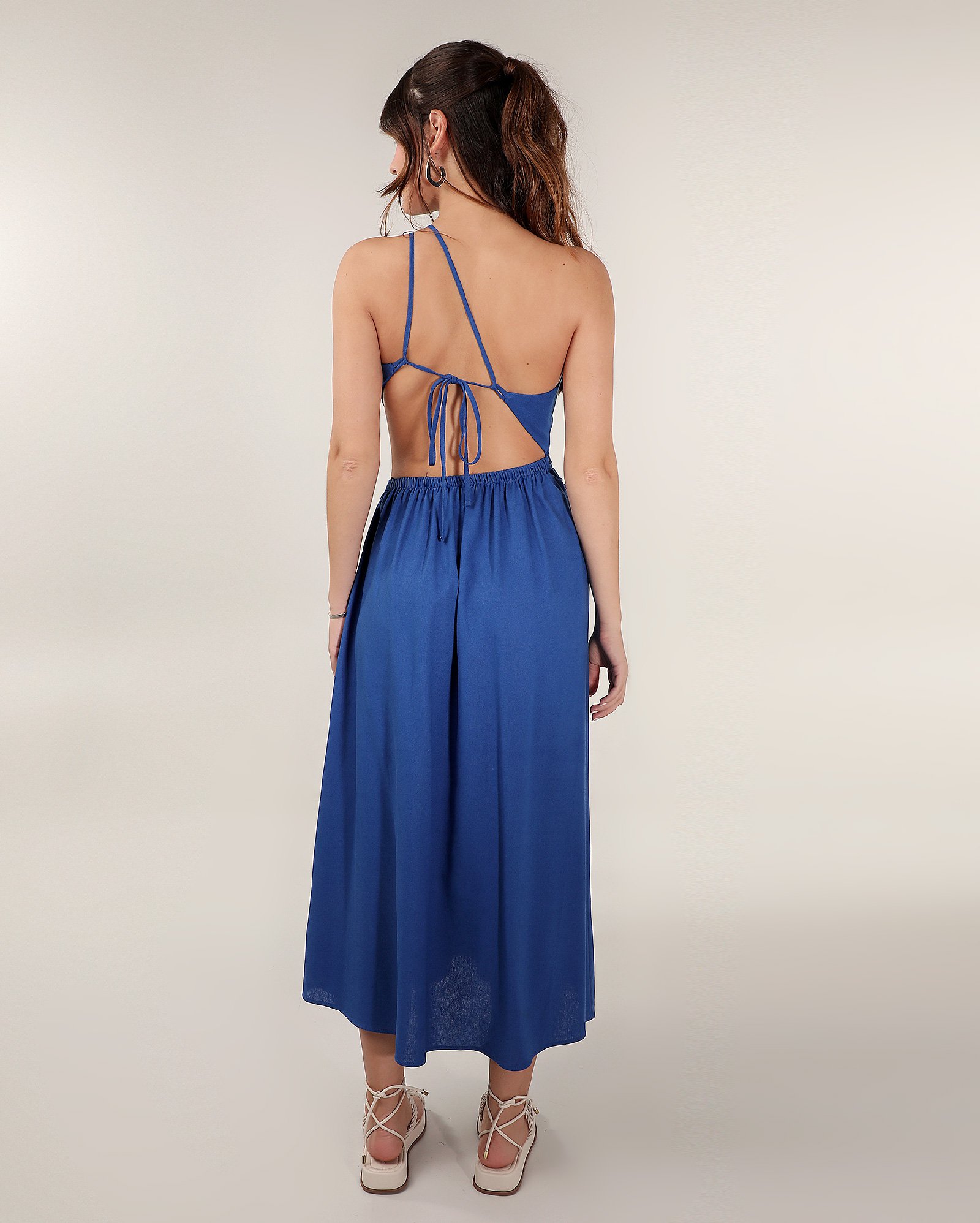 Vestido midi em viscolinho um ombro só com recortes azul | Pool — foto 6