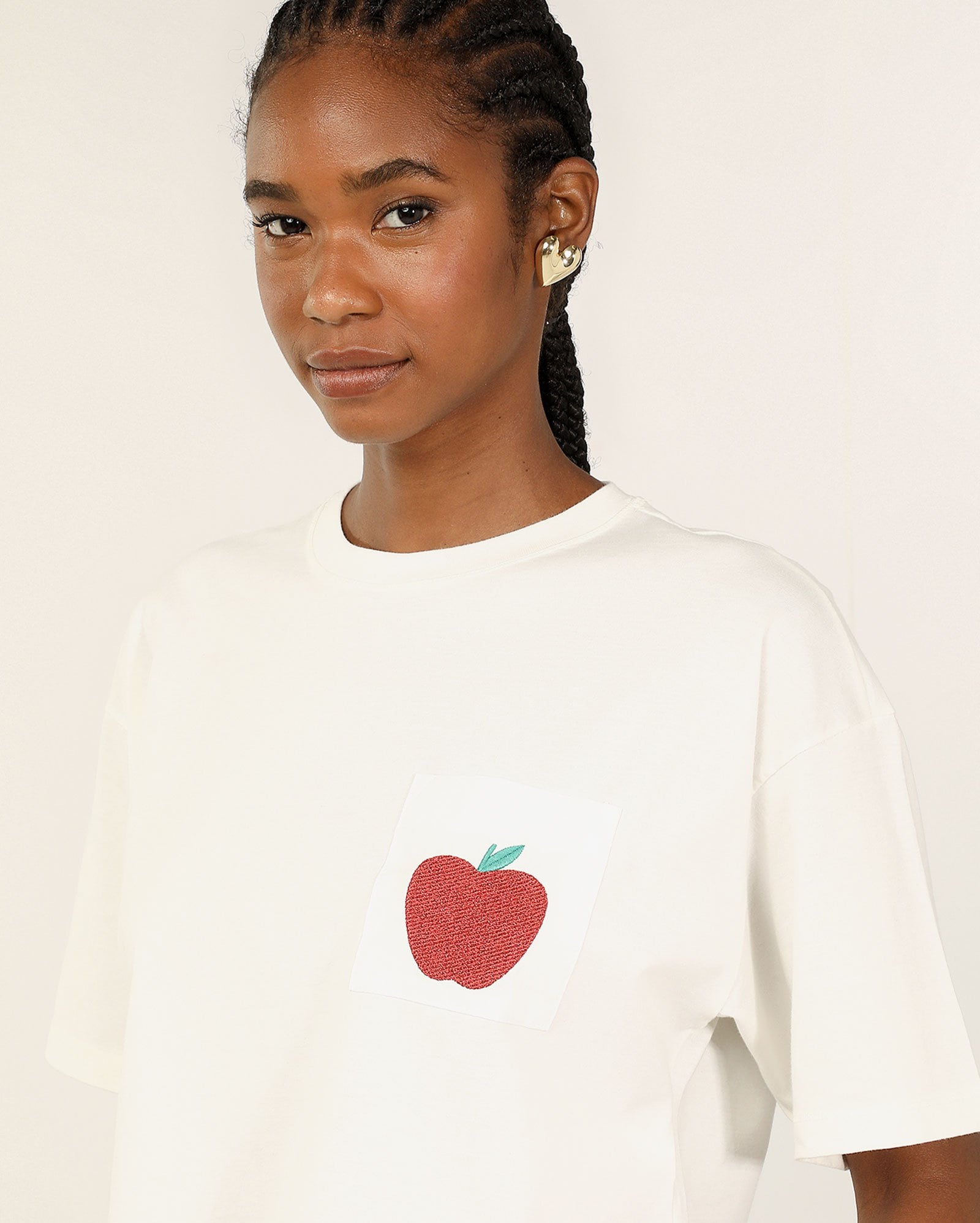 Camiseta cropped bordado maça branca | Pool — foto 4