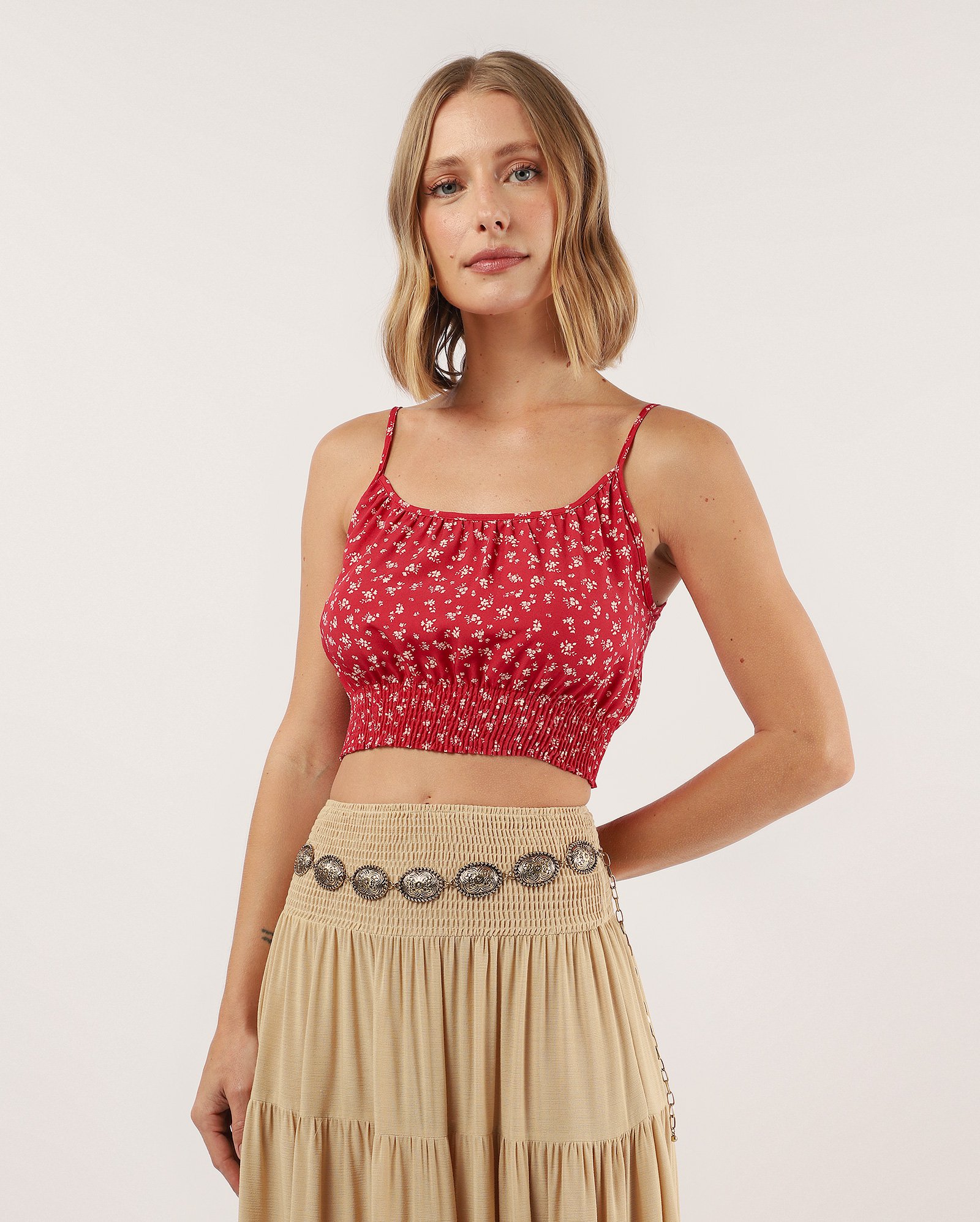 Regata cropped feminina Mila em viscose floral - vermelha