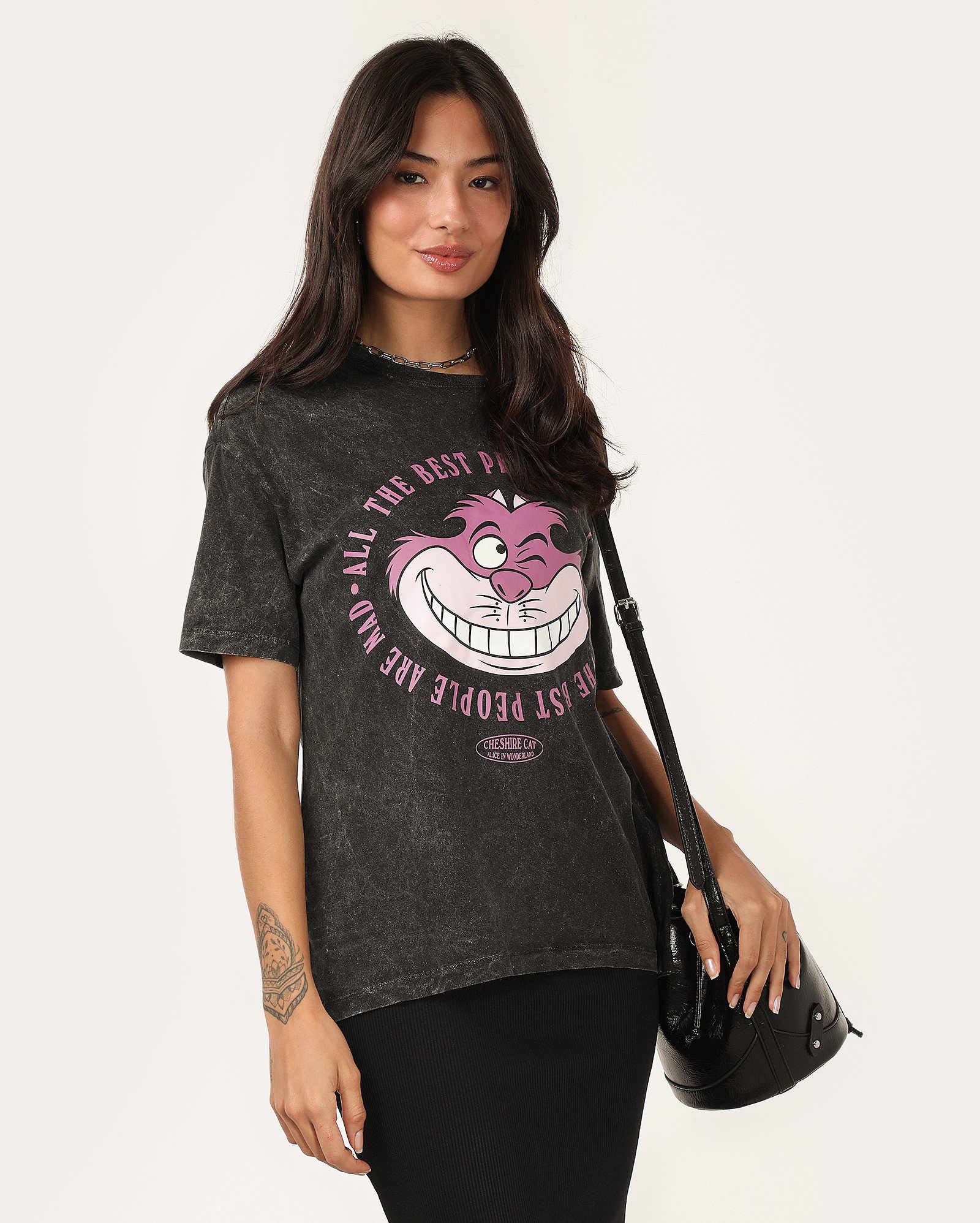 Camiseta feminina alongada Alice gato de cheshire estonada preta | Disney
