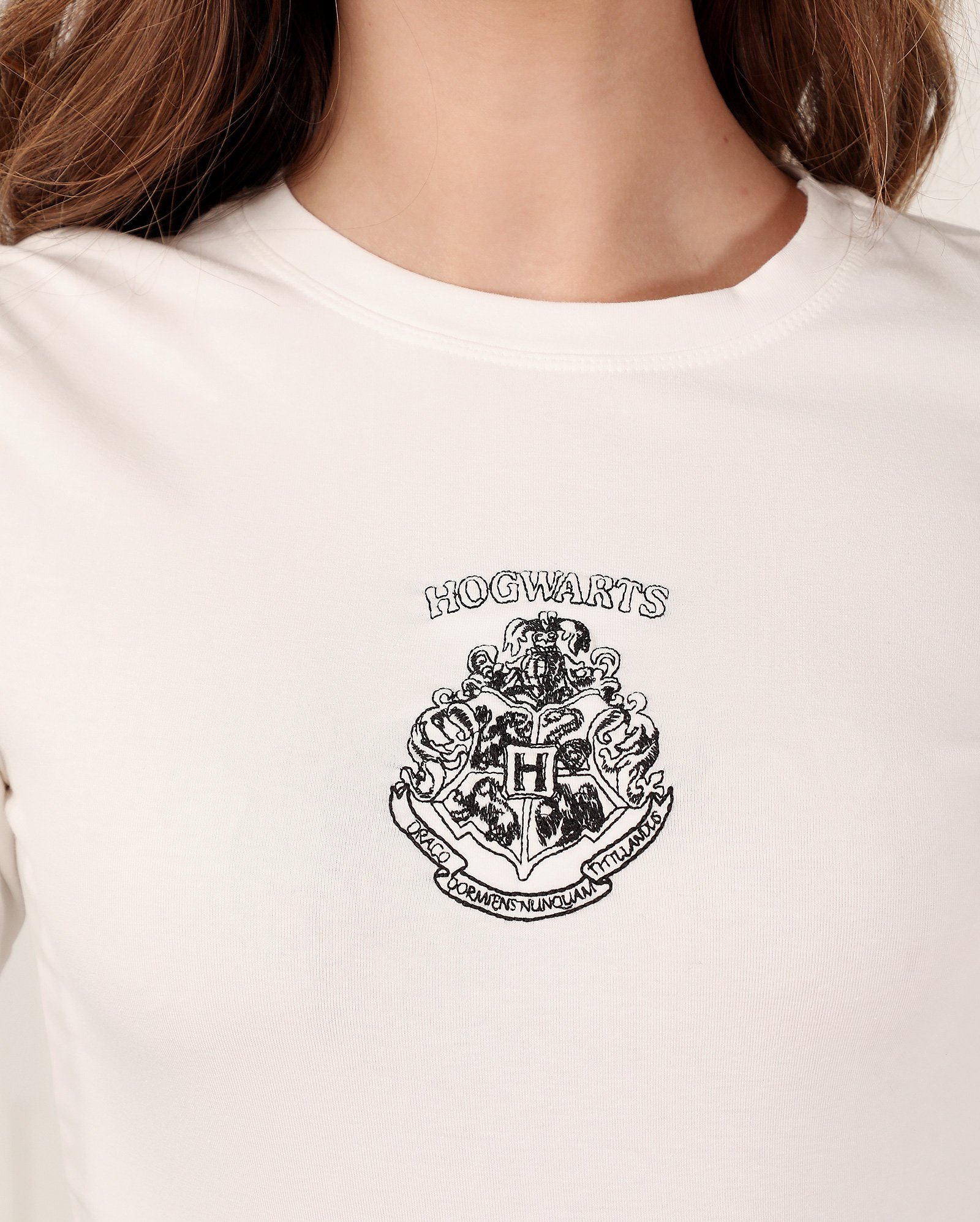 Camiseta cropped manga longa Hogwarts branca | Warner Bros. — foto 4